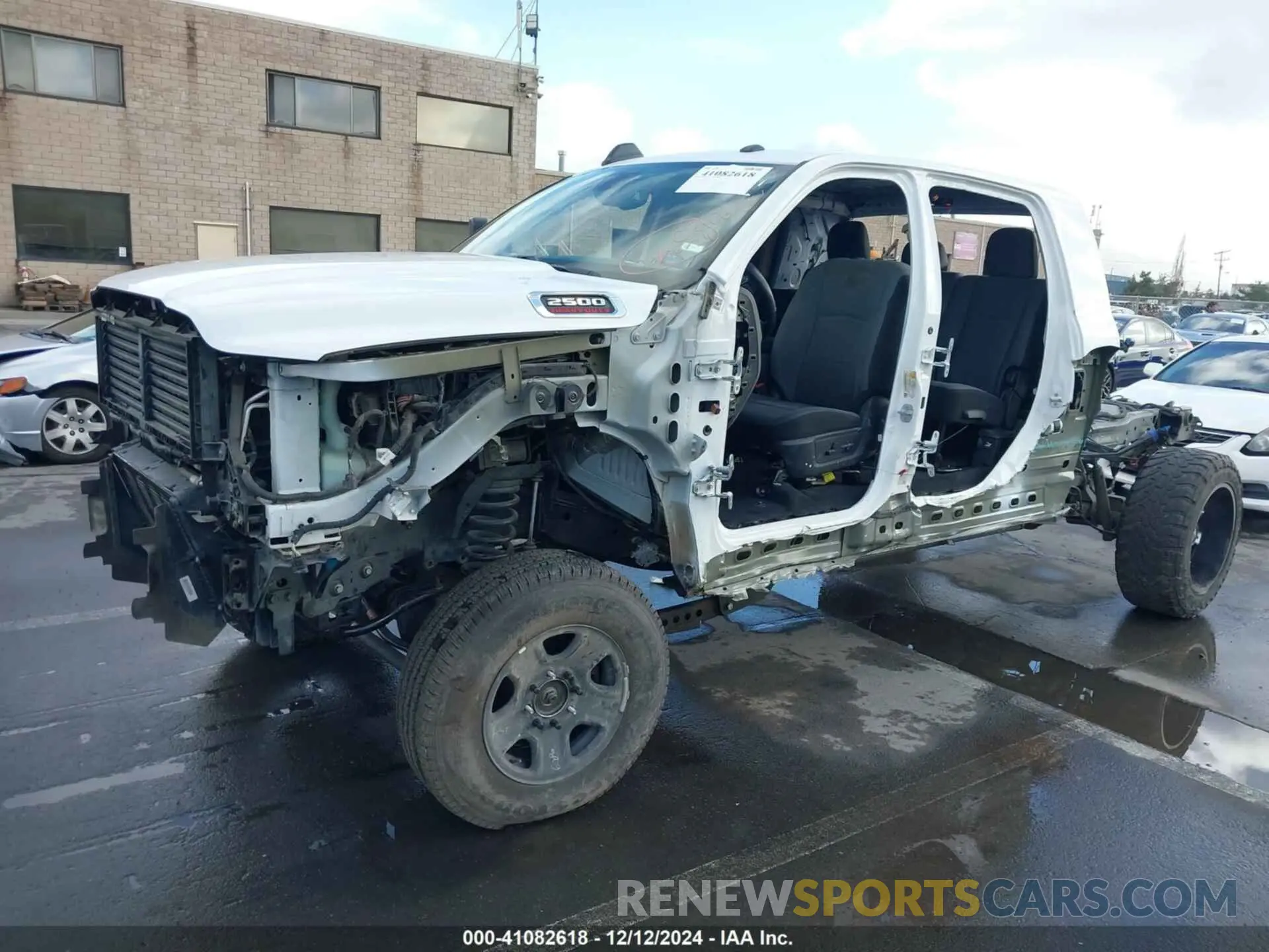 2 fotografías del automóvil dañado 3C6UR5MLXKG623625 RAM 2500 2019