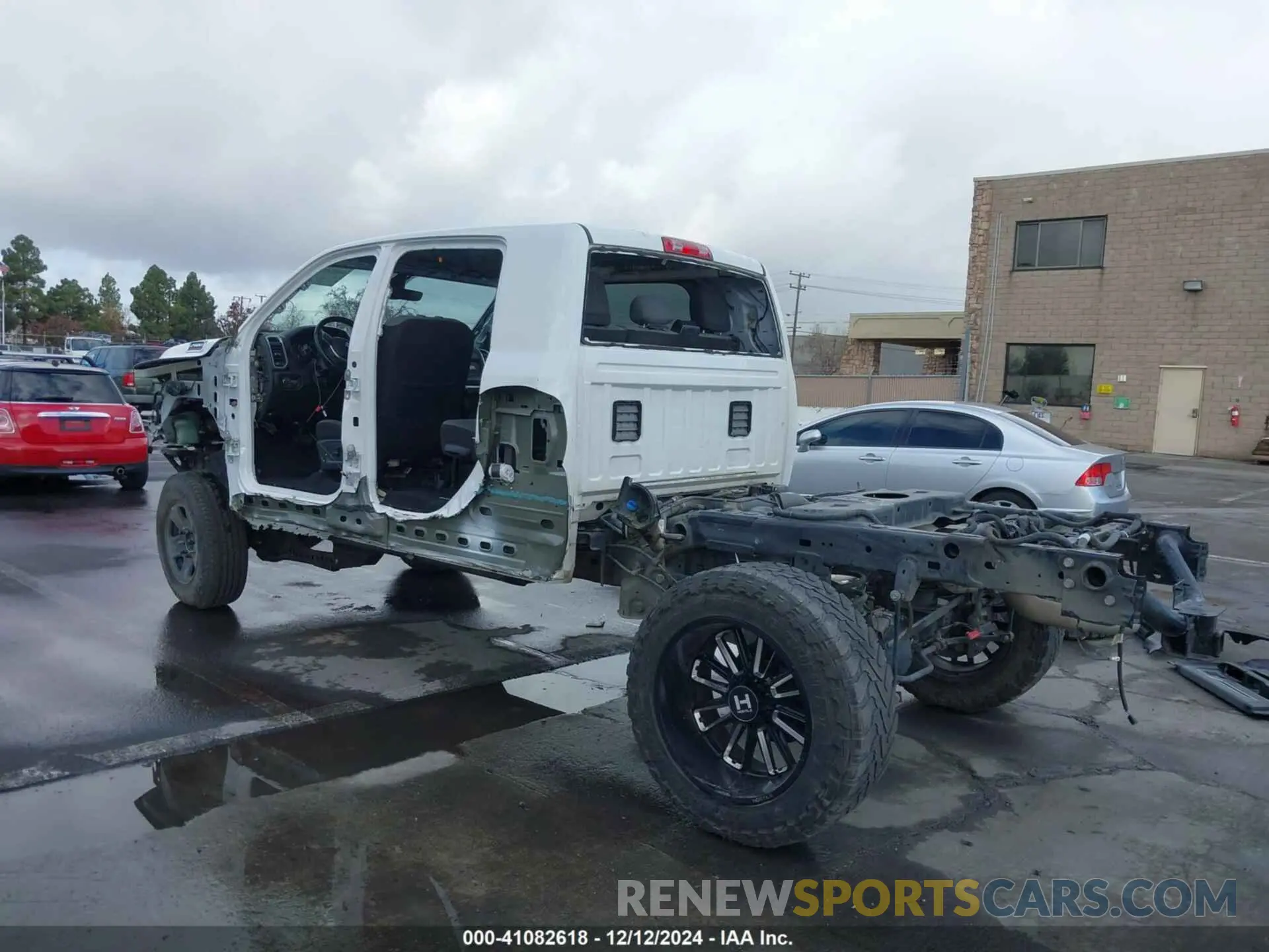 3 fotografías del automóvil dañado 3C6UR5MLXKG623625 RAM 2500 2019