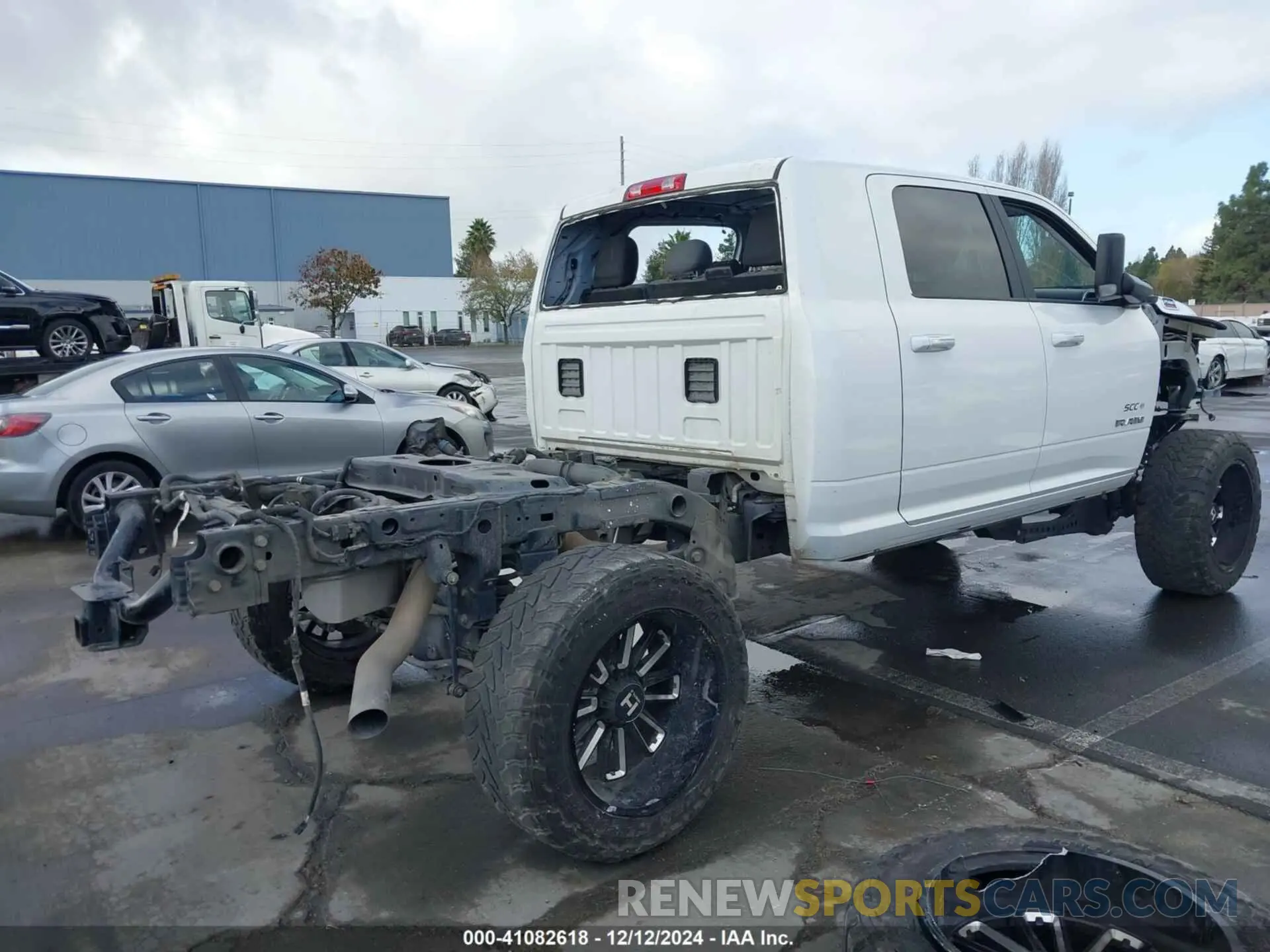 4 fotografías del automóvil dañado 3C6UR5MLXKG623625 RAM 2500 2019