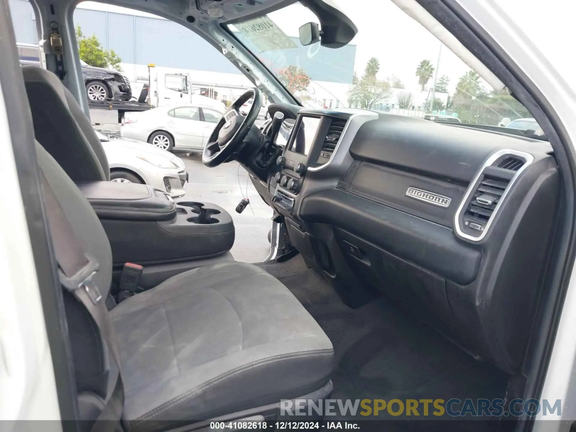 5 fotografías del automóvil dañado 3C6UR5MLXKG623625 RAM 2500 2019