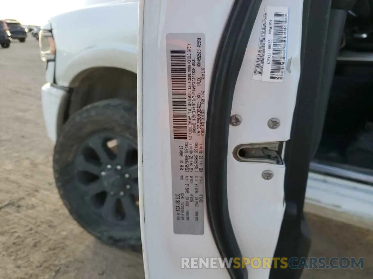 12 fotografías del automóvil dañado 3C6UR5NL0KG664229 RAM 2500 2019
