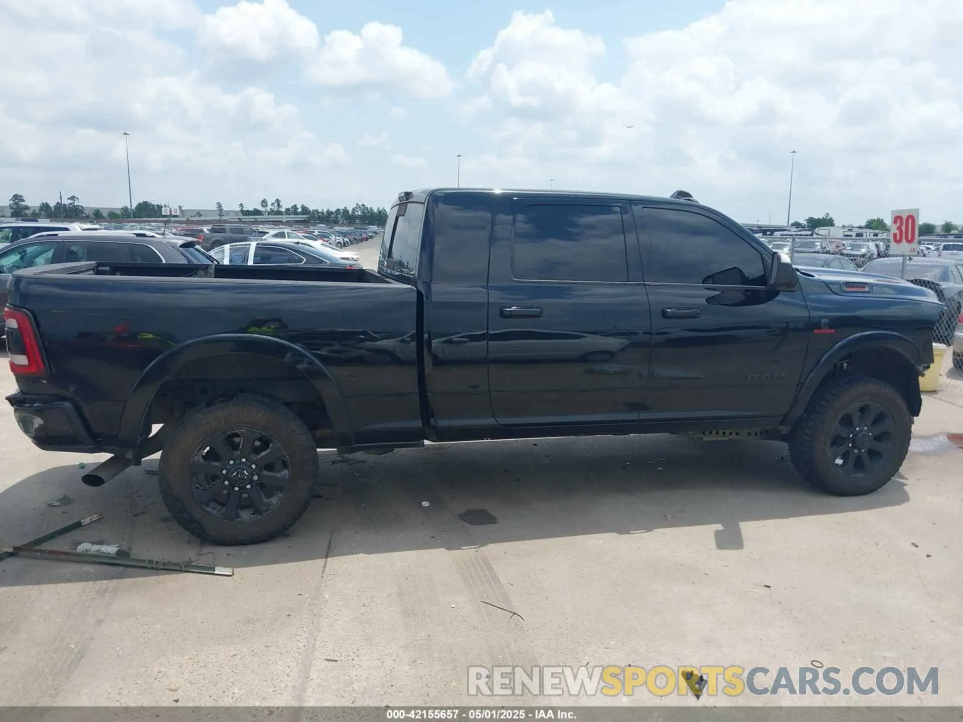 14 fotografías del automóvil dañado 3C6UR5NL7KG530348 RAM 2500 2019