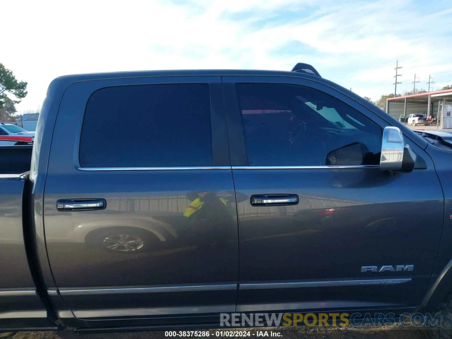 14 fotografías del automóvil dañado 3C6UR5SL3KG615465 RAM 2500 2019