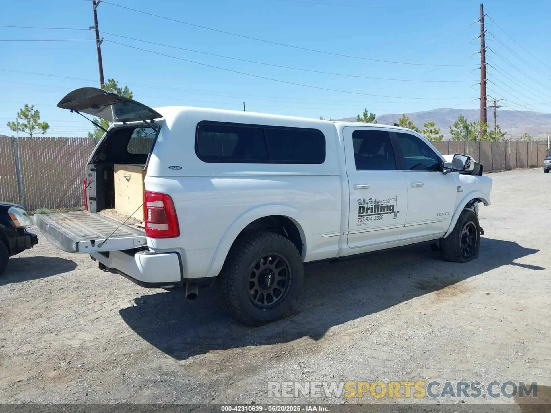 4 fotografías del automóvil dañado 3C6UR5SL9KG655226 RAM 2500 2019