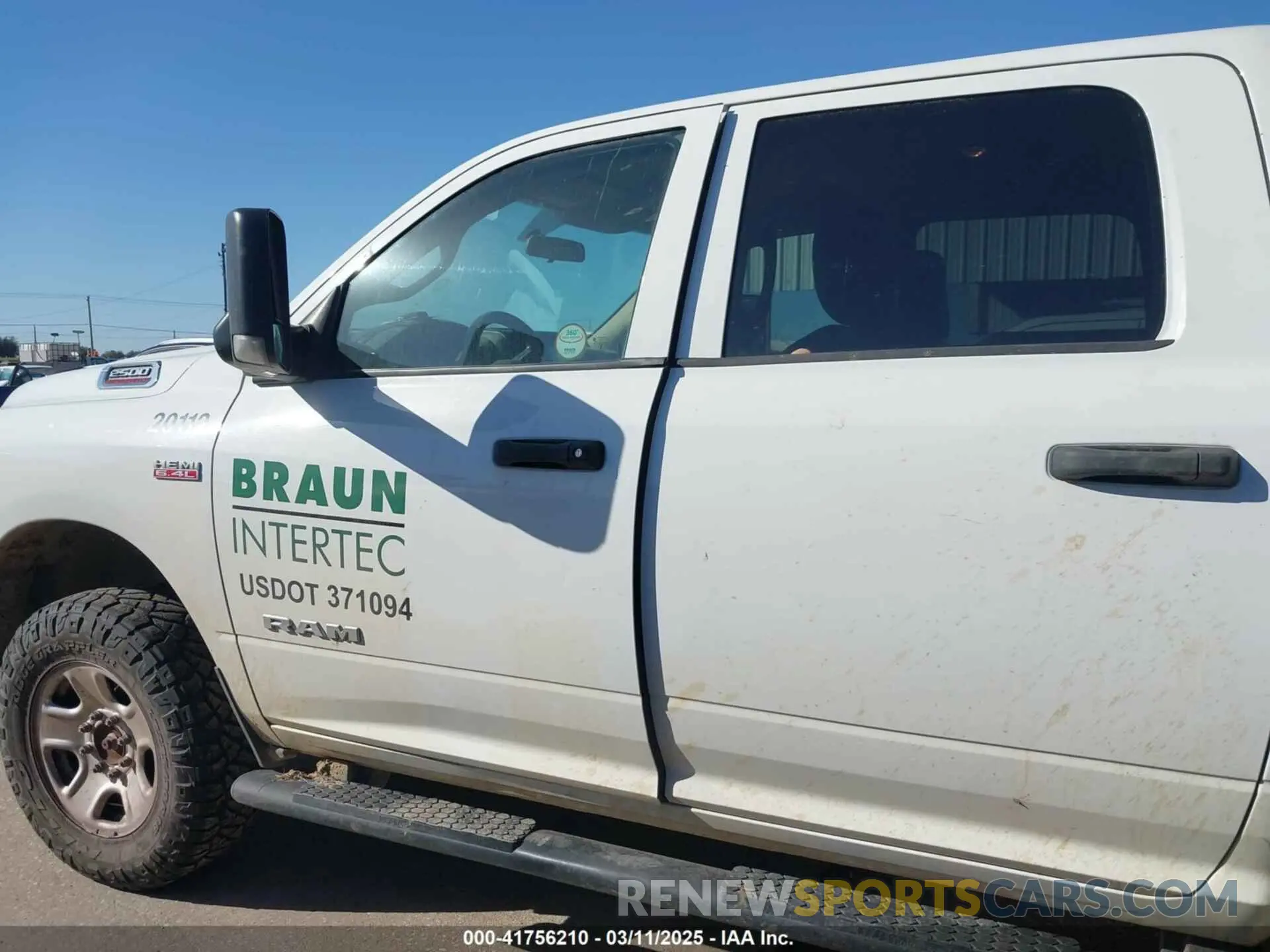 13 fotografías del automóvil dañado 3C6UR5CJ3LG187945 RAM 2500 2020