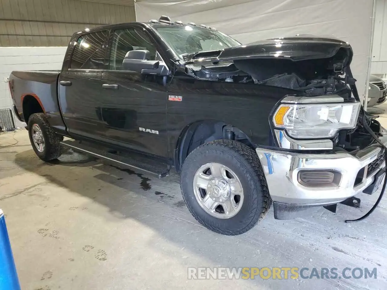 4 fotografías del automóvil dañado 3C6UR5CJ4LG197304 RAM 2500 2020
