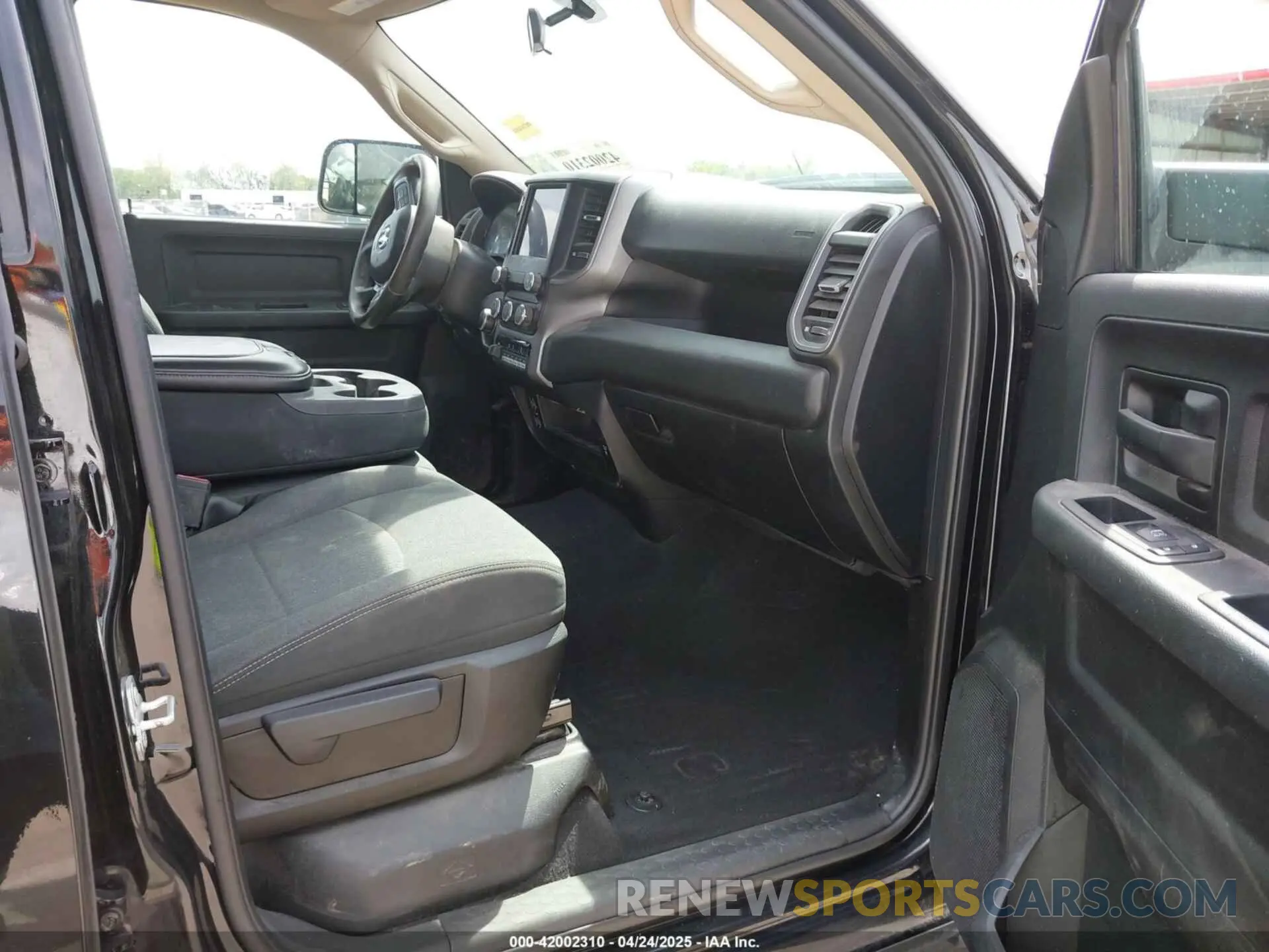 5 fotografías del automóvil dañado 3C6UR5CJXLG267291 RAM 2500 2020