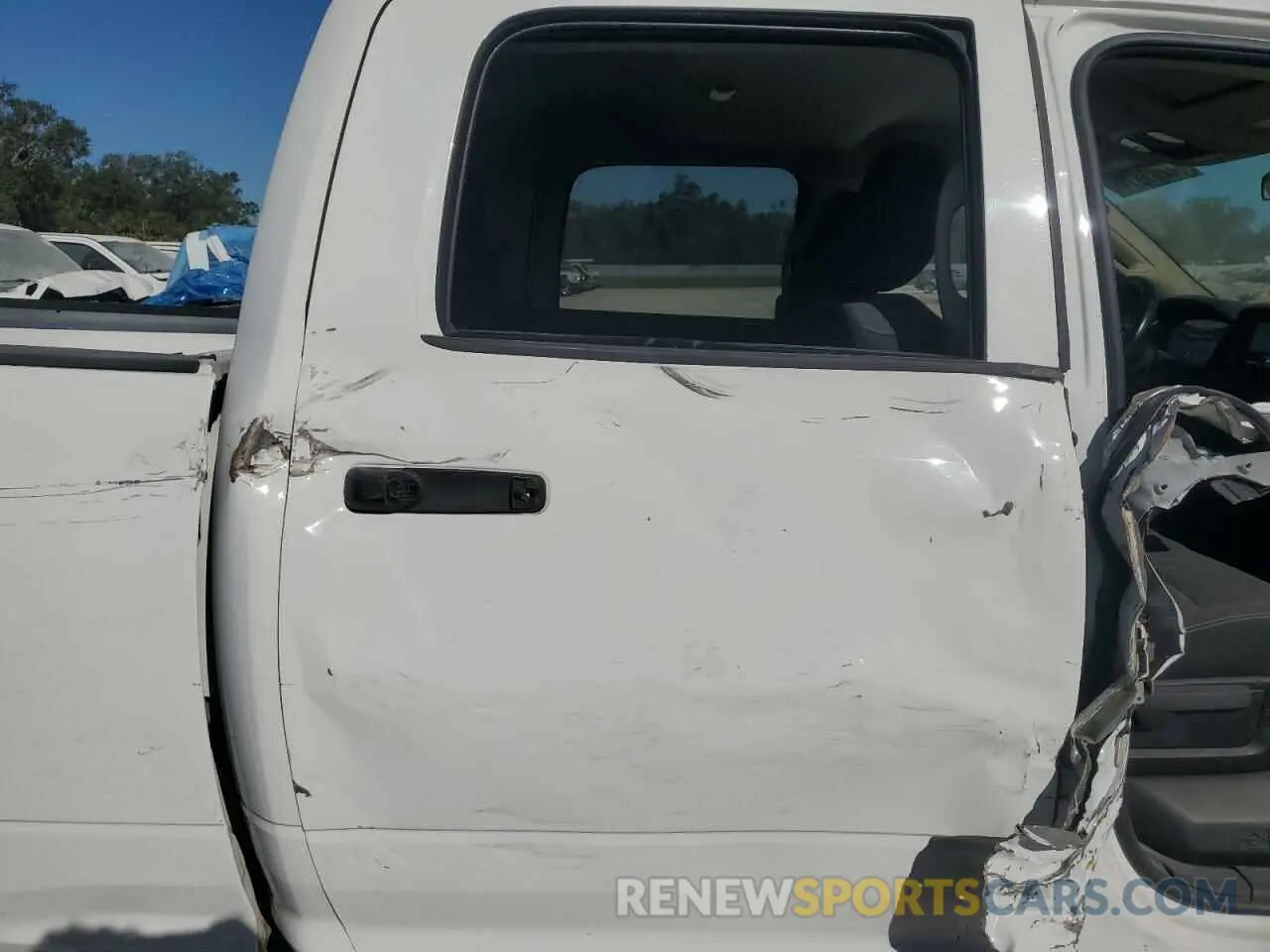 10 fotografías del automóvil dañado 3C6UR5CJXLG274452 RAM 2500 2020