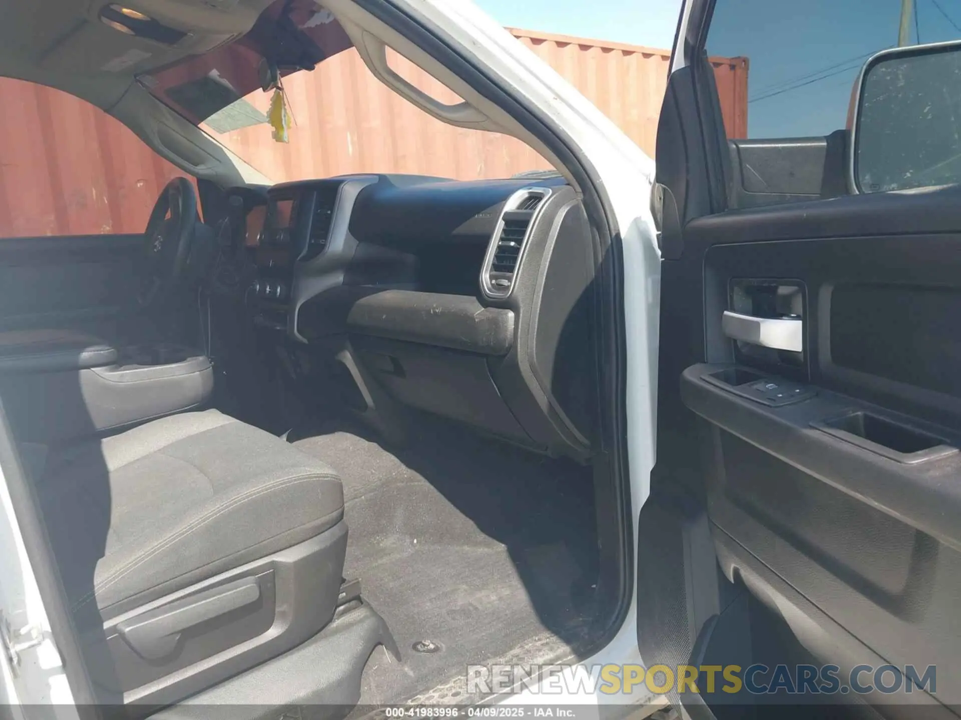 5 fotografías del automóvil dañado 3C6UR5CLXLG141532 RAM 2500 2020