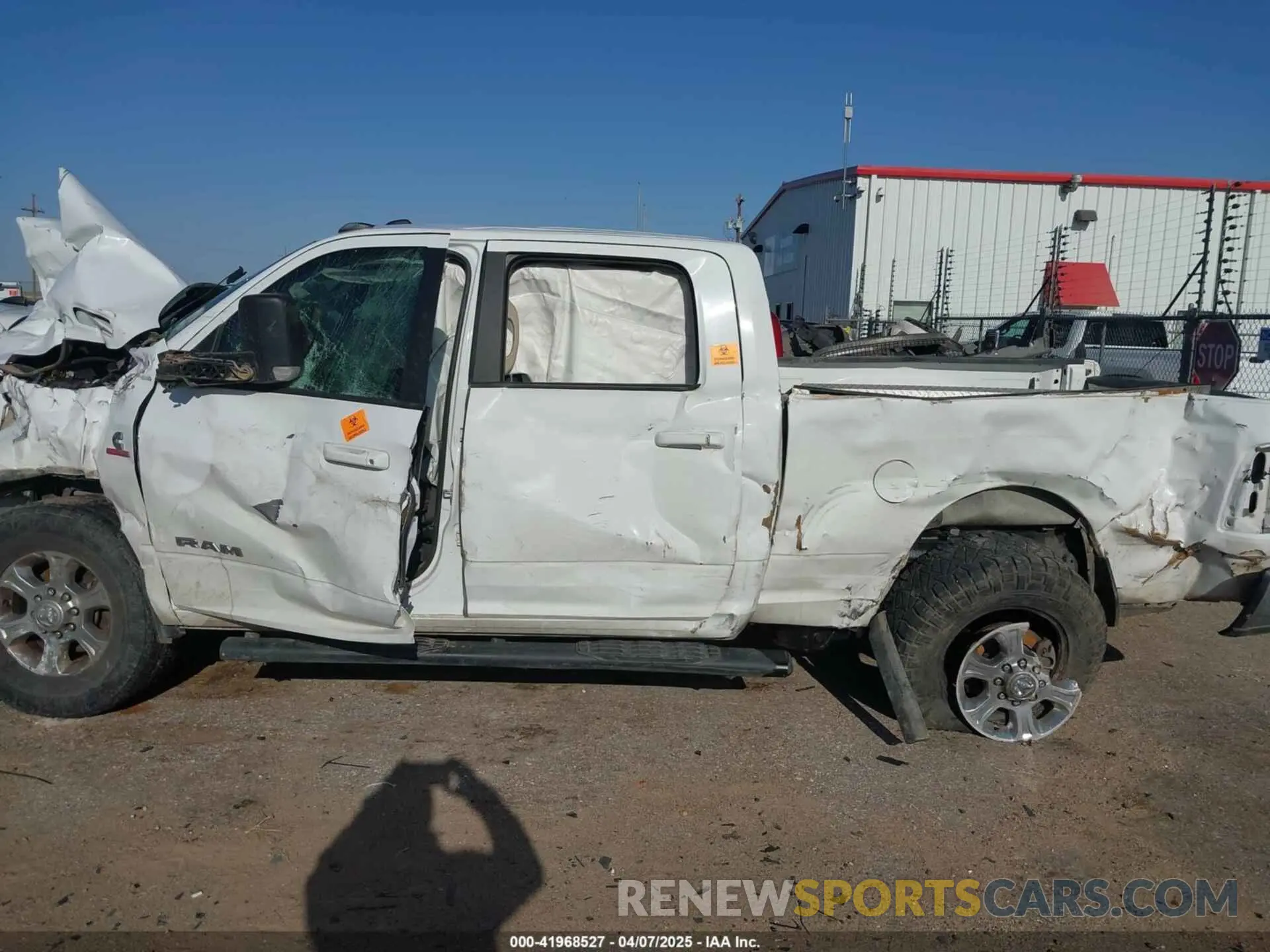 13 fotografías del automóvil dañado 3C6UR5DL3LG160387 RAM 2500 2020
