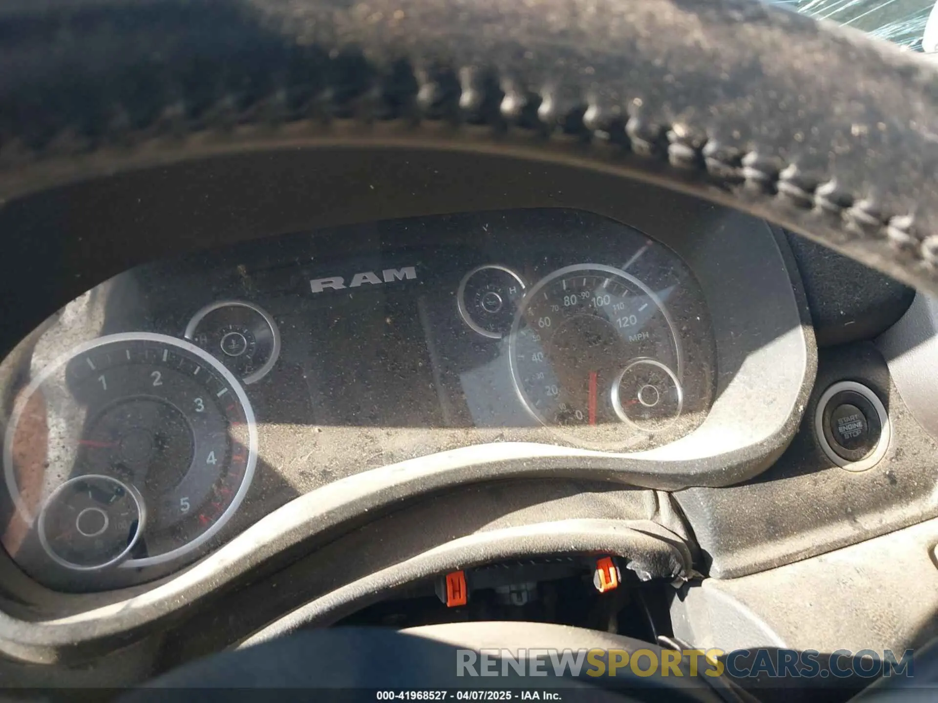14 fotografías del automóvil dañado 3C6UR5DL3LG160387 RAM 2500 2020