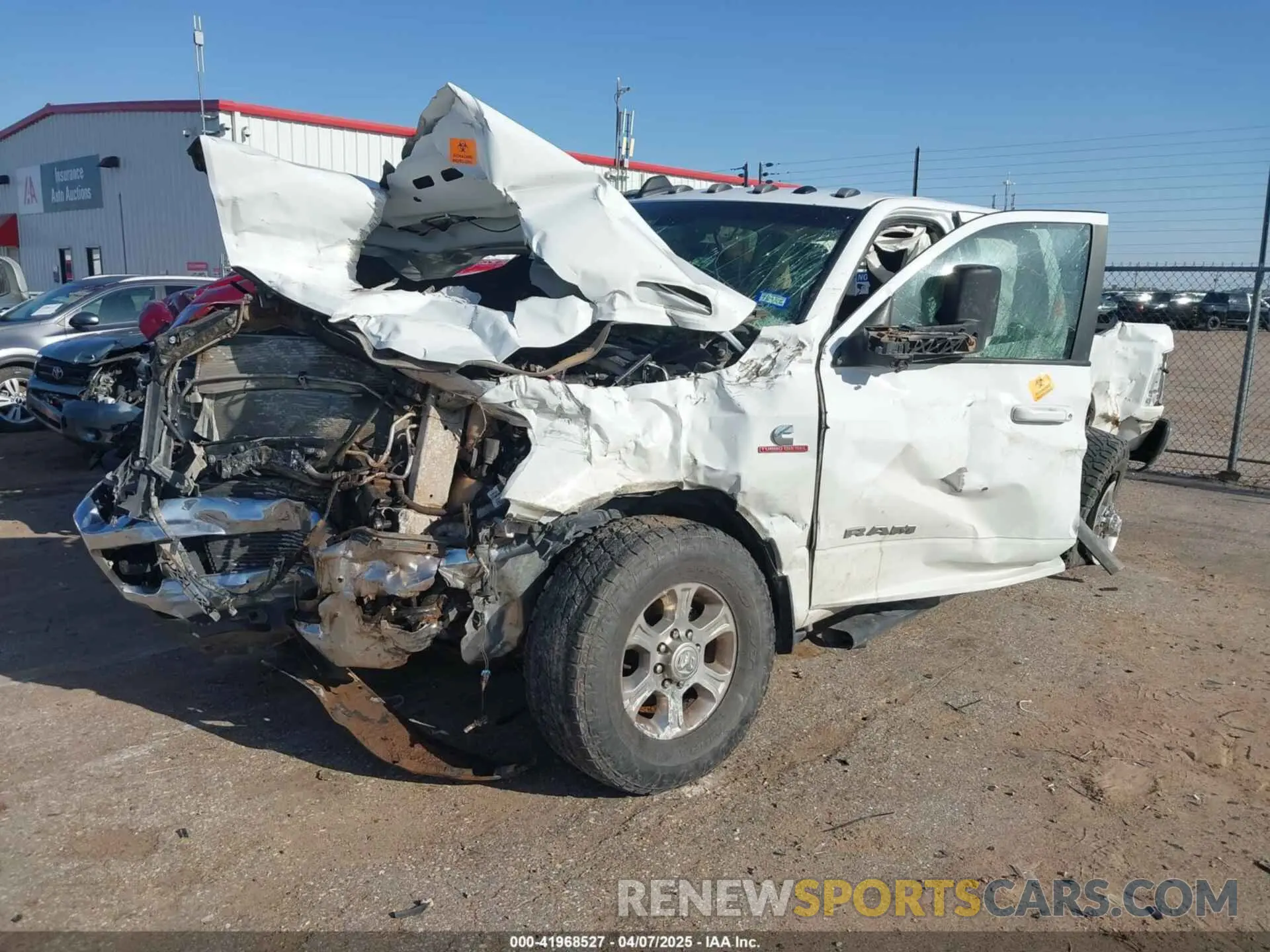 2 fotografías del automóvil dañado 3C6UR5DL3LG160387 RAM 2500 2020