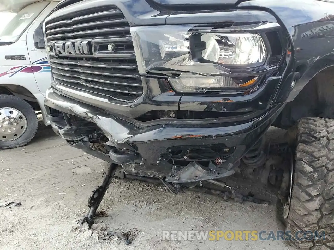 9 fotografías del automóvil dañado 3C6UR5DL9LG256671 RAM 2500 2020
