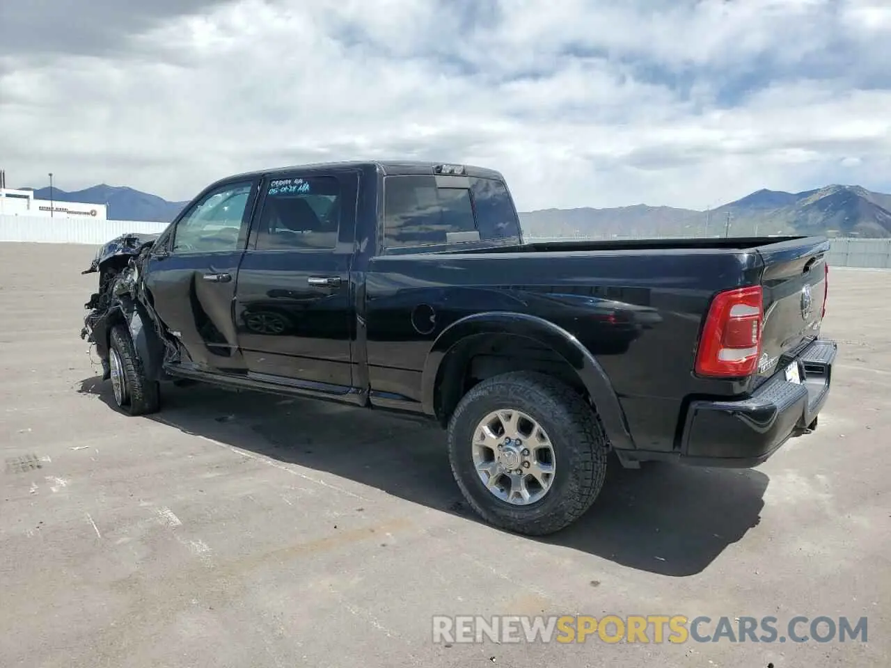 2 fotografías del automóvil dañado 3C6UR5FJ0LG257686 RAM 2500 2020