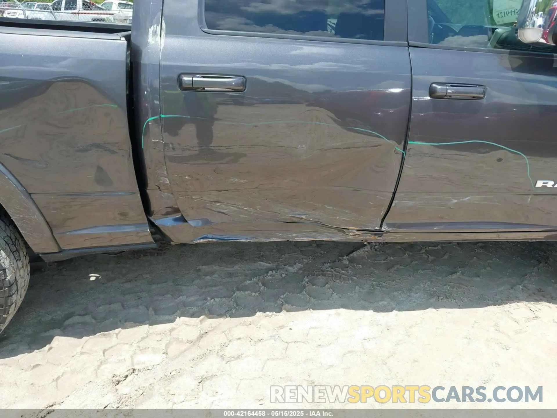 6 fotografías del automóvil dañado 3C6UR5FJ1LG141493 RAM 2500 2020