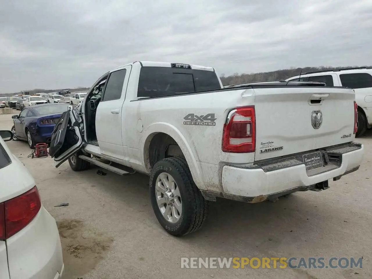 2 fotografías del automóvil dañado 3C6UR5FL1LG235410 RAM 2500 2020