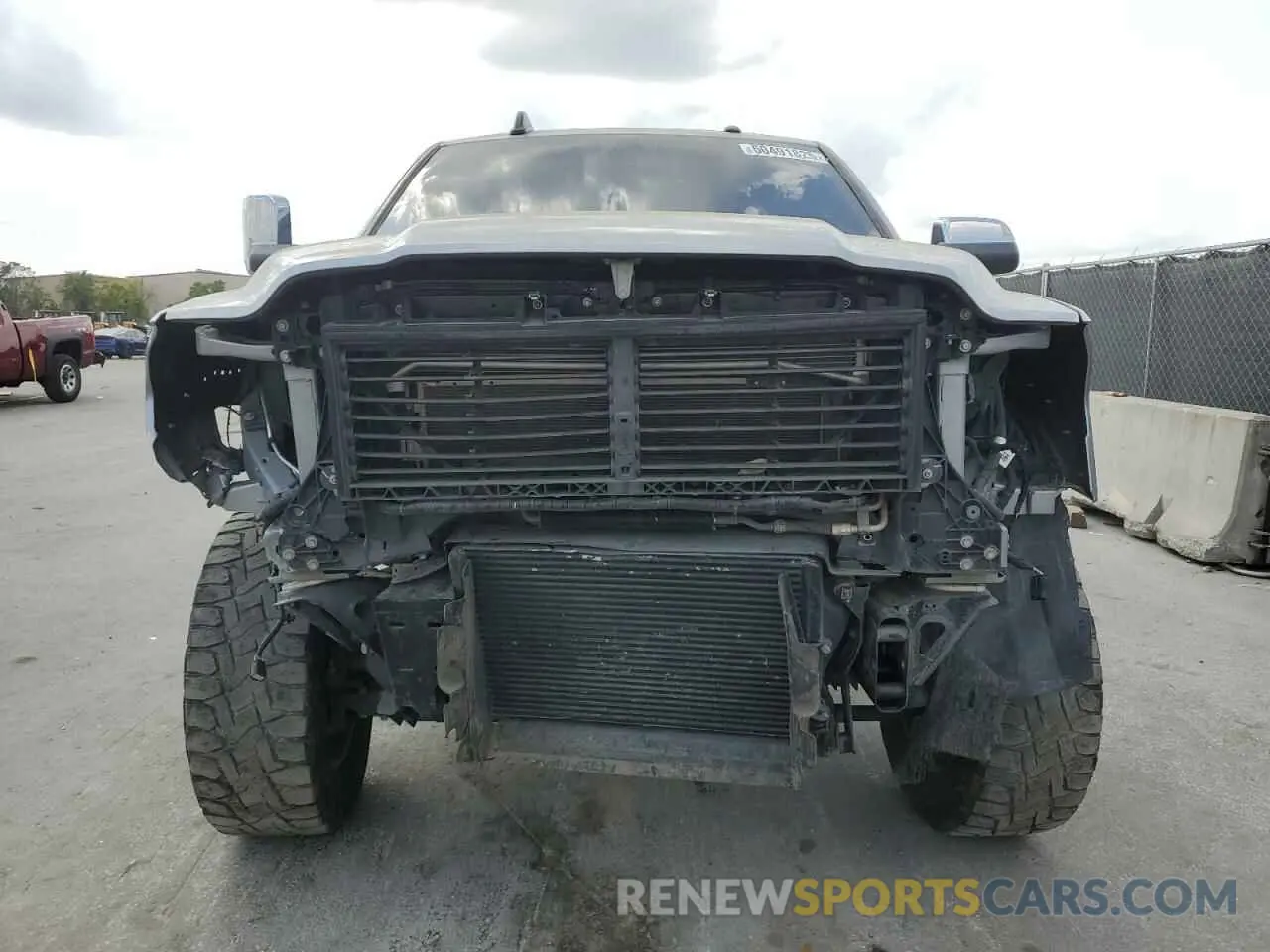 5 fotografías del automóvil dañado 3C6UR5FLXLG266753 RAM 2500 2020