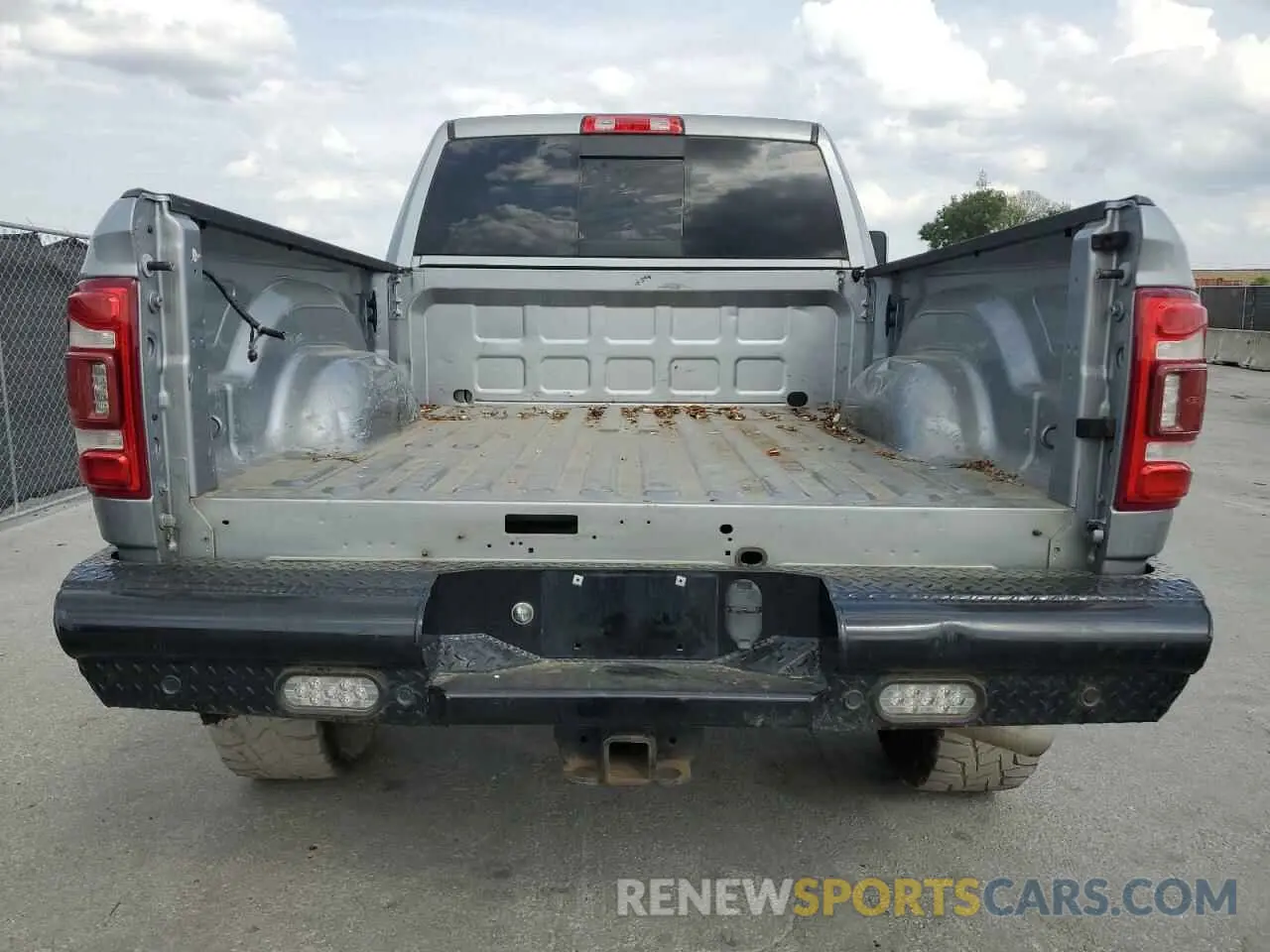 6 fotografías del automóvil dañado 3C6UR5FLXLG266753 RAM 2500 2020