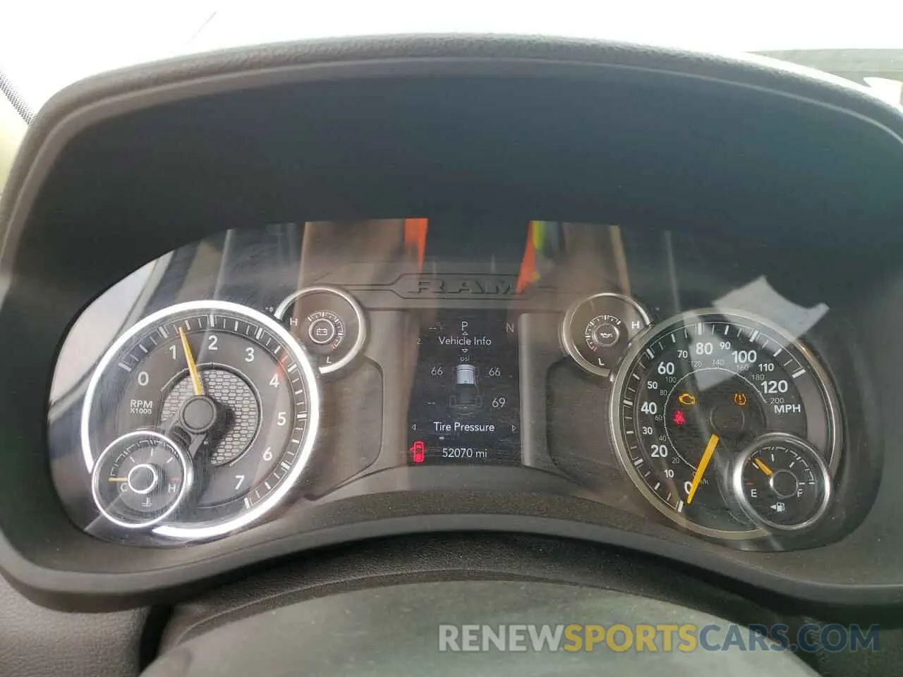 9 fotografías del automóvil dañado 3C6UR5HJ2LG121234 RAM 2500 2020