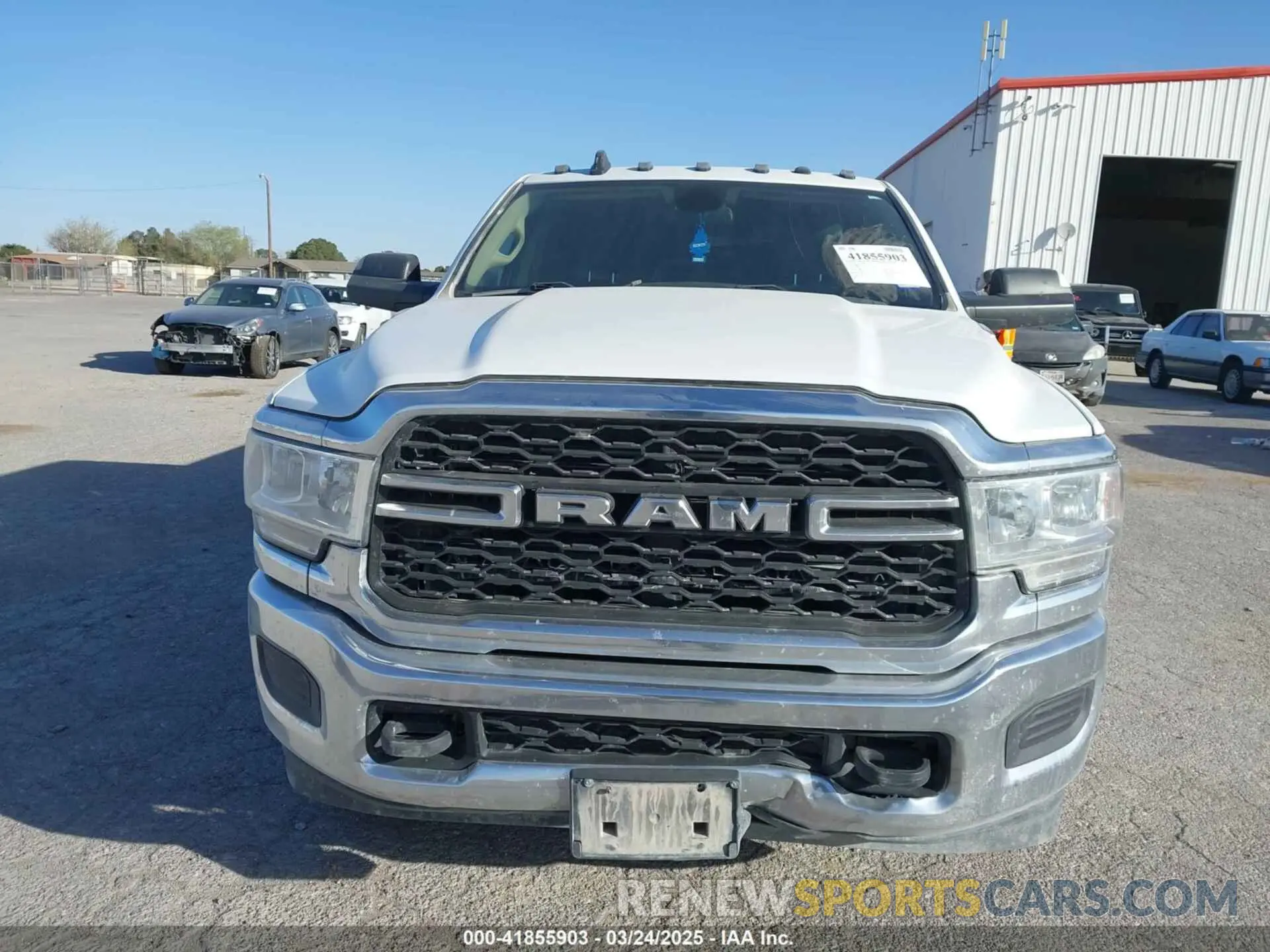 12 fotografías del automóvil dañado 3C6UR5HJ9LG276119 RAM 2500 2020