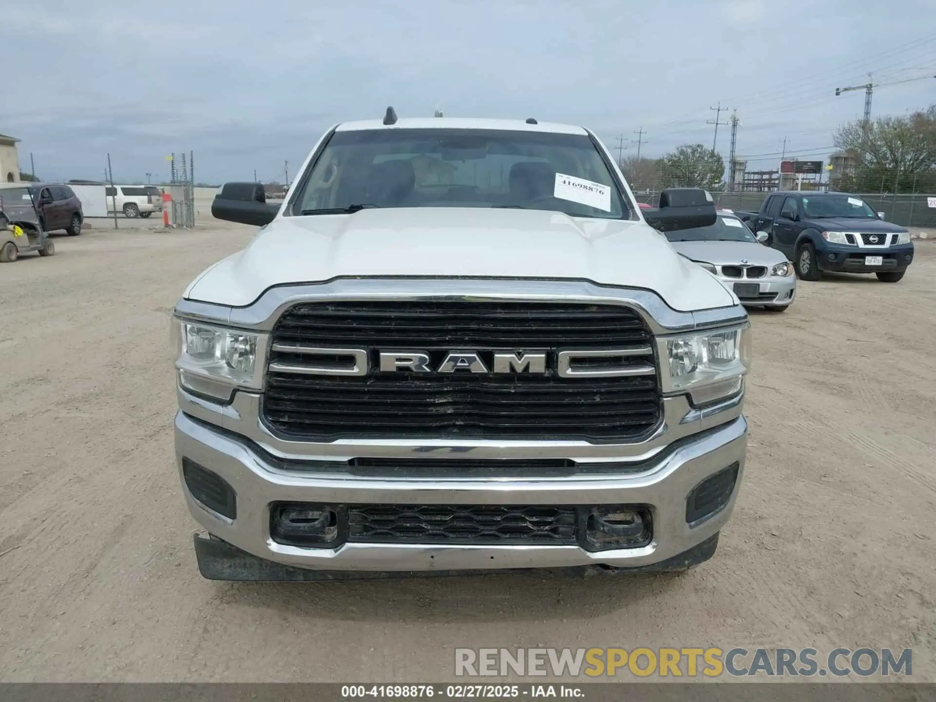 12 fotografías del automóvil dañado 3C6UR5JLXLG155983 RAM 2500 2020