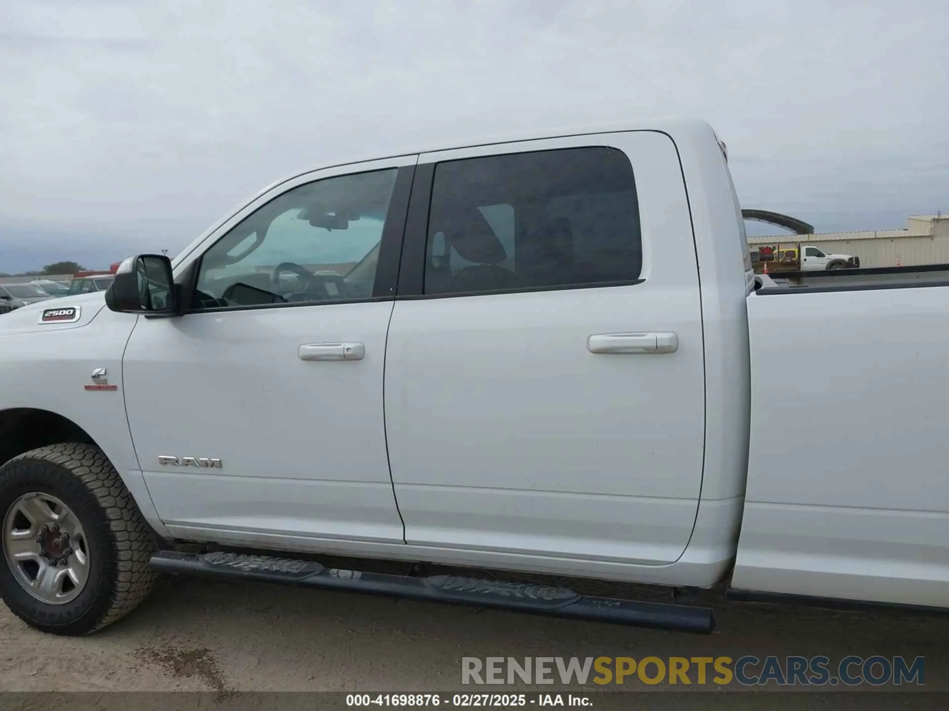 14 fotografías del automóvil dañado 3C6UR5JLXLG155983 RAM 2500 2020