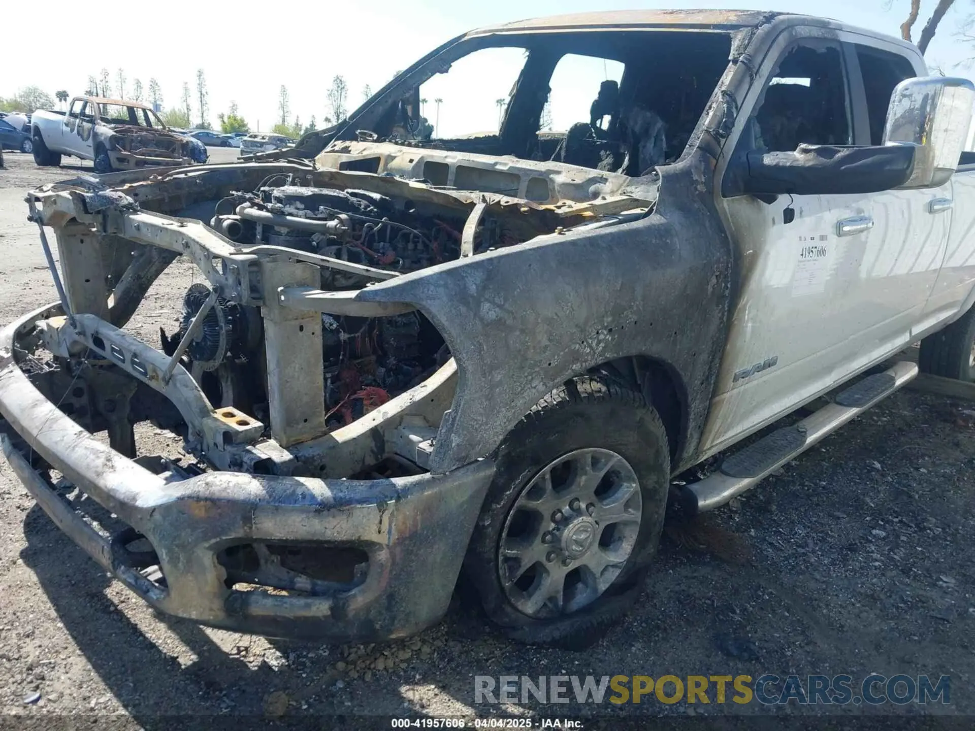 13 fotografías del automóvil dañado 3C6UR5KL2LG309472 RAM 2500 2020