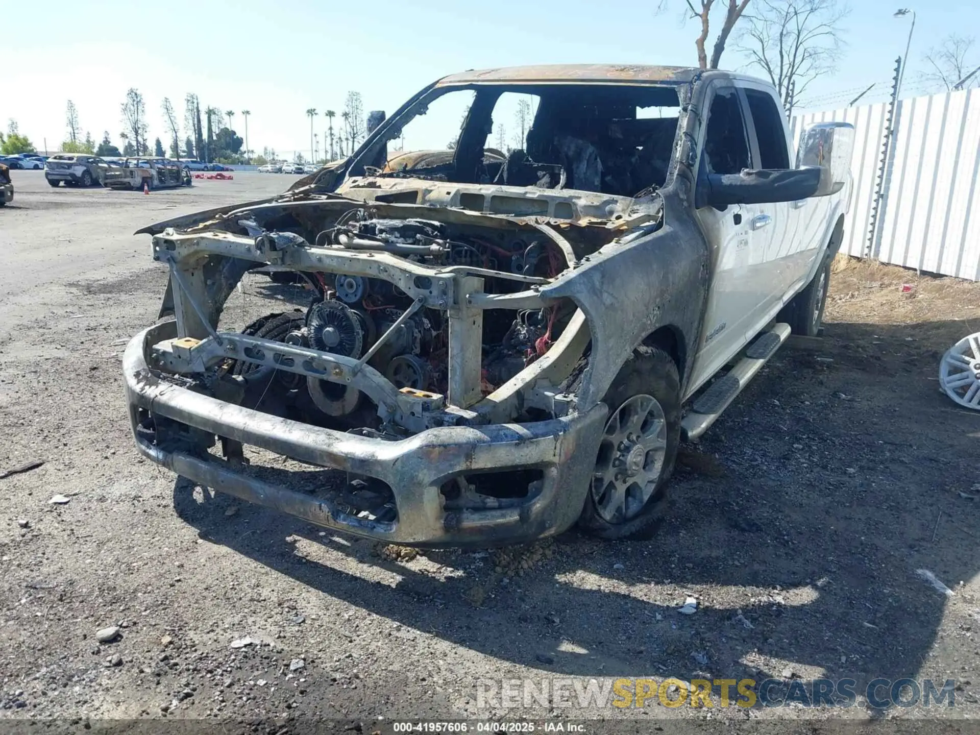 2 fotografías del automóvil dañado 3C6UR5KL2LG309472 RAM 2500 2020