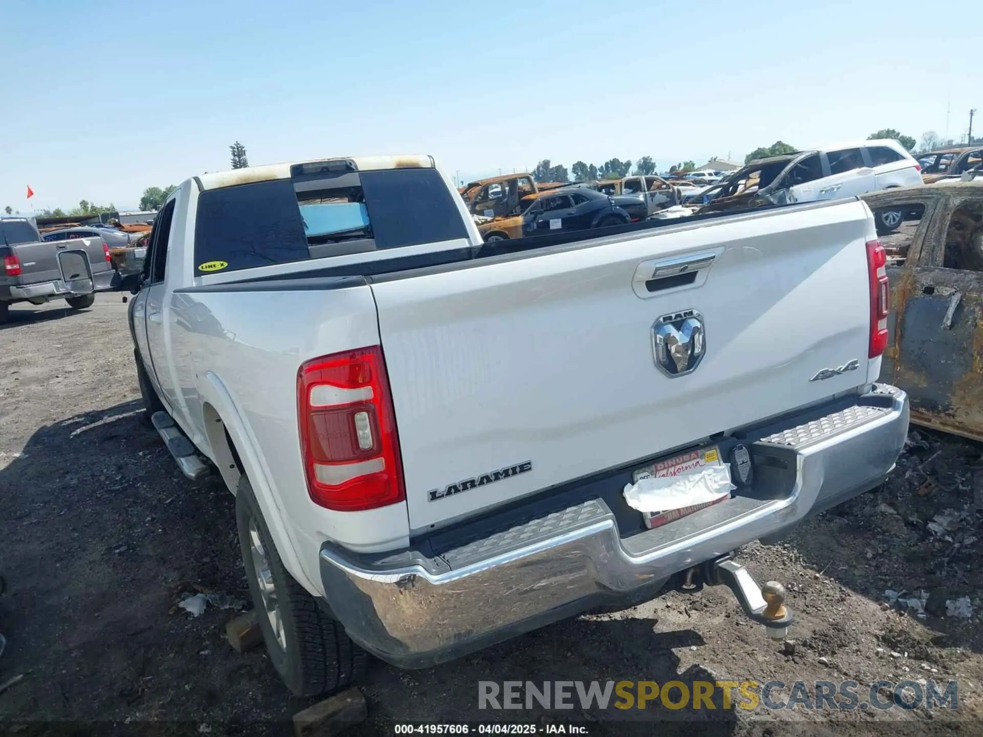 3 fotografías del automóvil dañado 3C6UR5KL2LG309472 RAM 2500 2020
