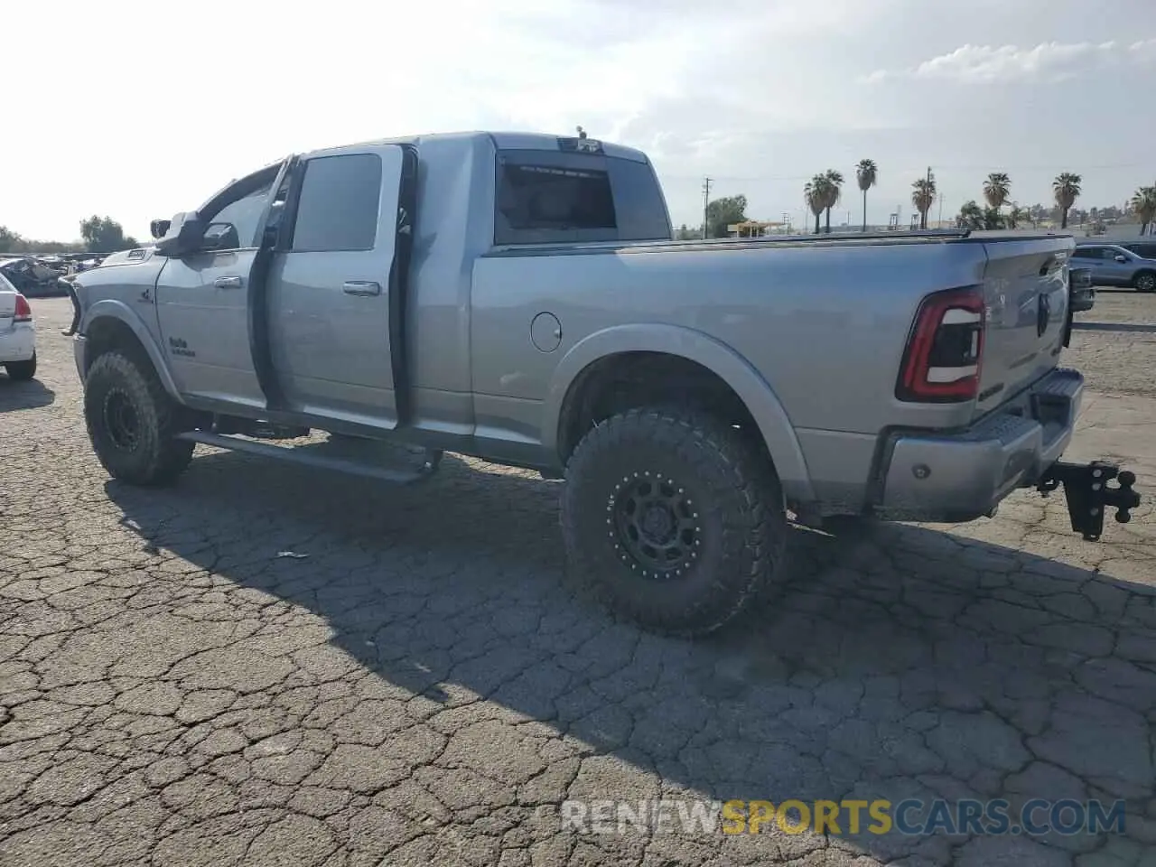 2 fotografías del automóvil dañado 3C6UR5NL8LG274089 RAM 2500 2020
