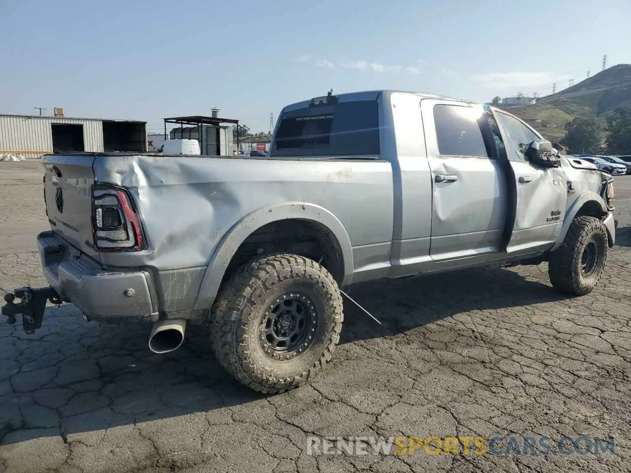 3 fotografías del automóvil dañado 3C6UR5NL8LG274089 RAM 2500 2020