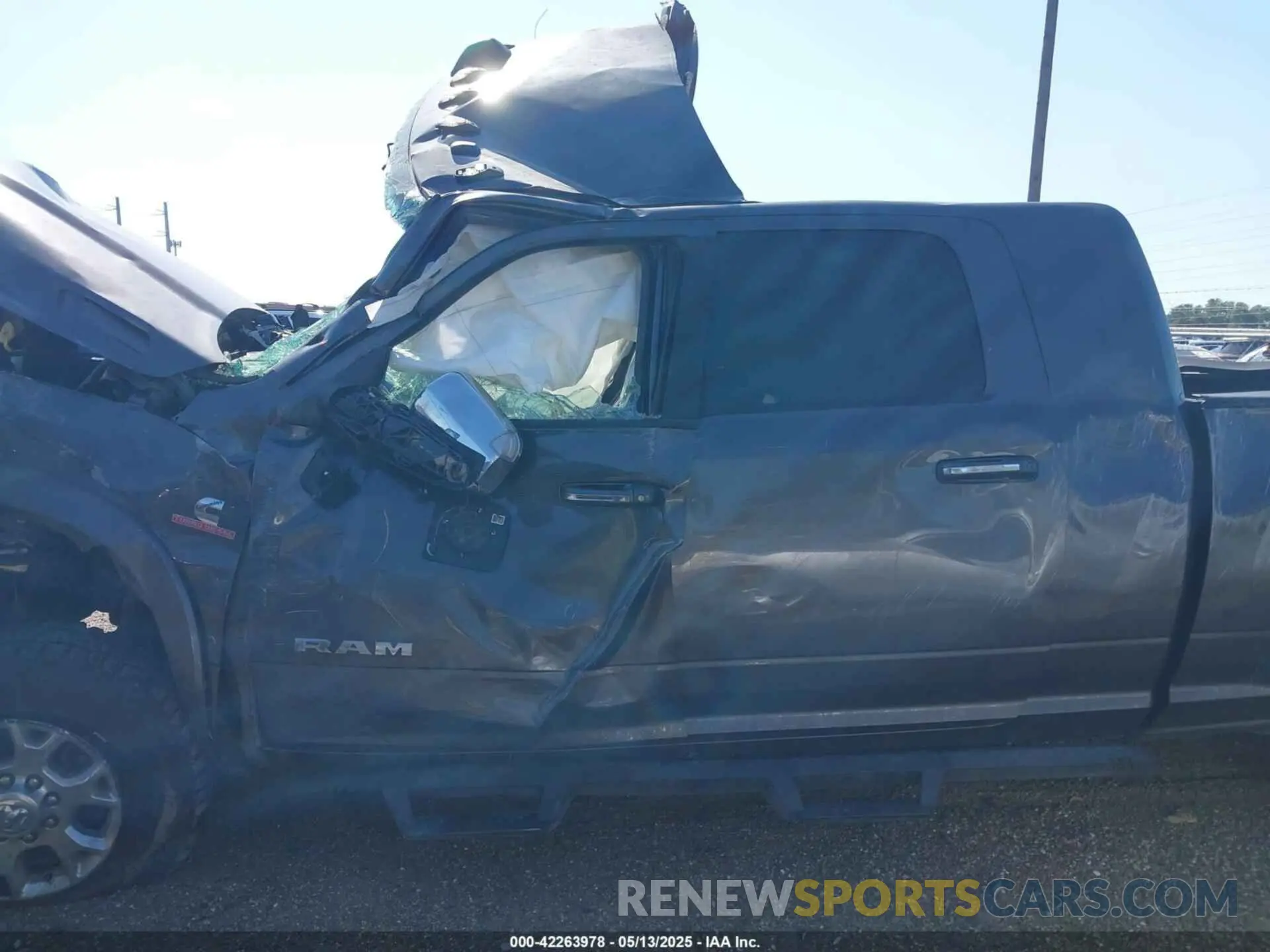 13 fotografías del automóvil dañado 3C6UR5NLXLG314141 RAM 2500 2020