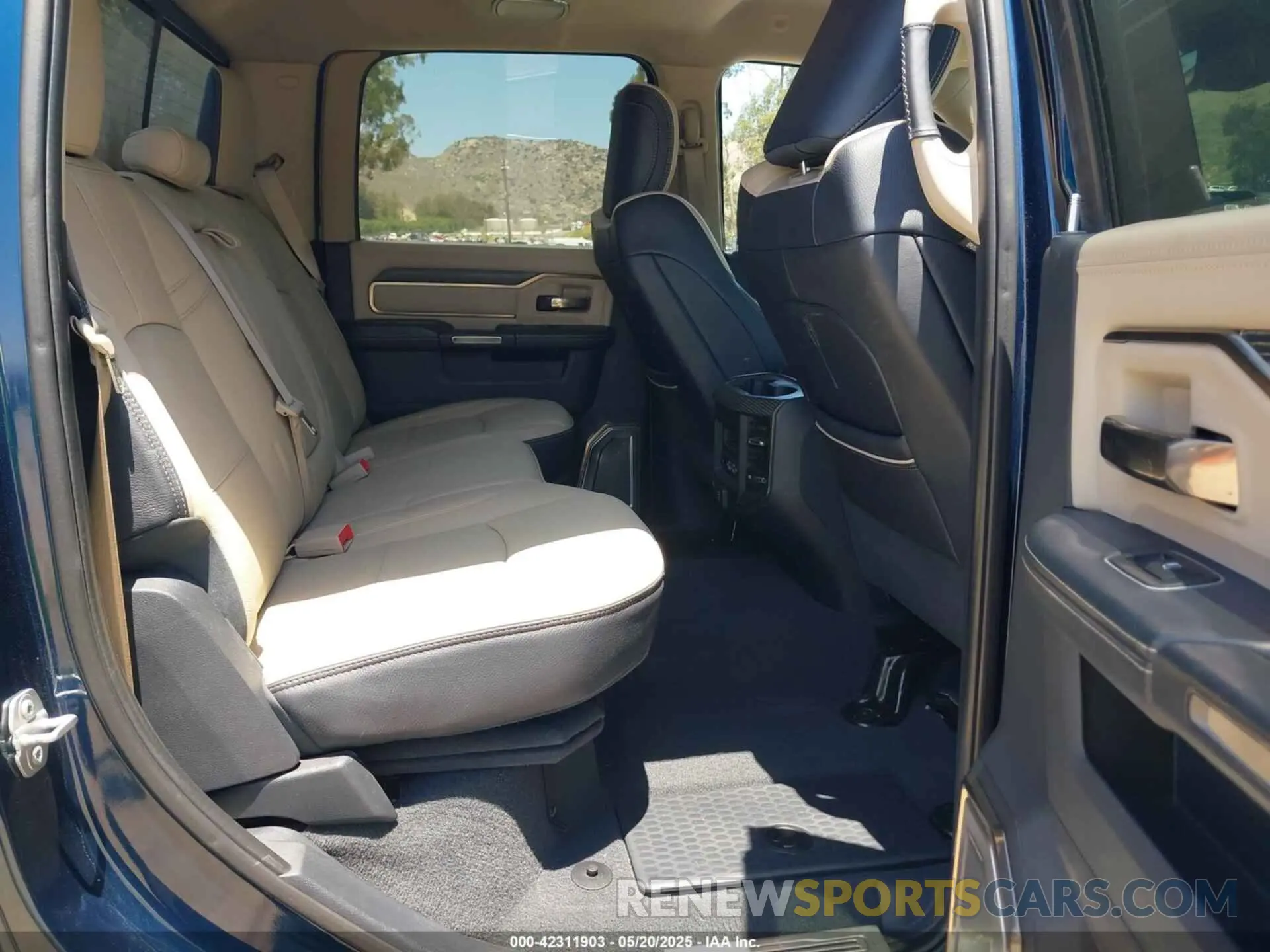 8 fotografías del automóvil dañado 3C6UR5SL1LG249958 RAM 2500 2020