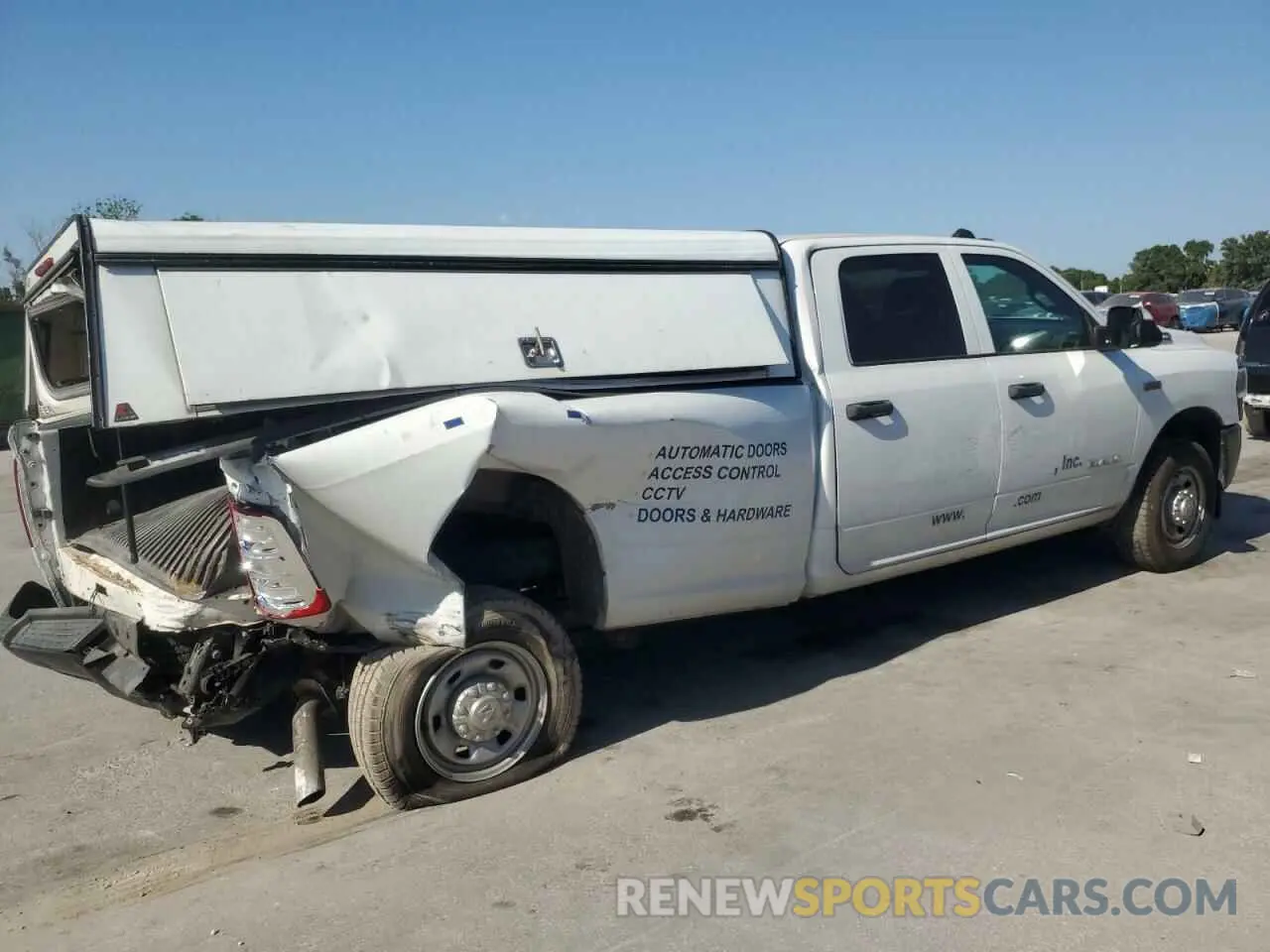 3 fotografías del automóvil dañado 3C6UR4HJ1MG648385 RAM 2500 2021