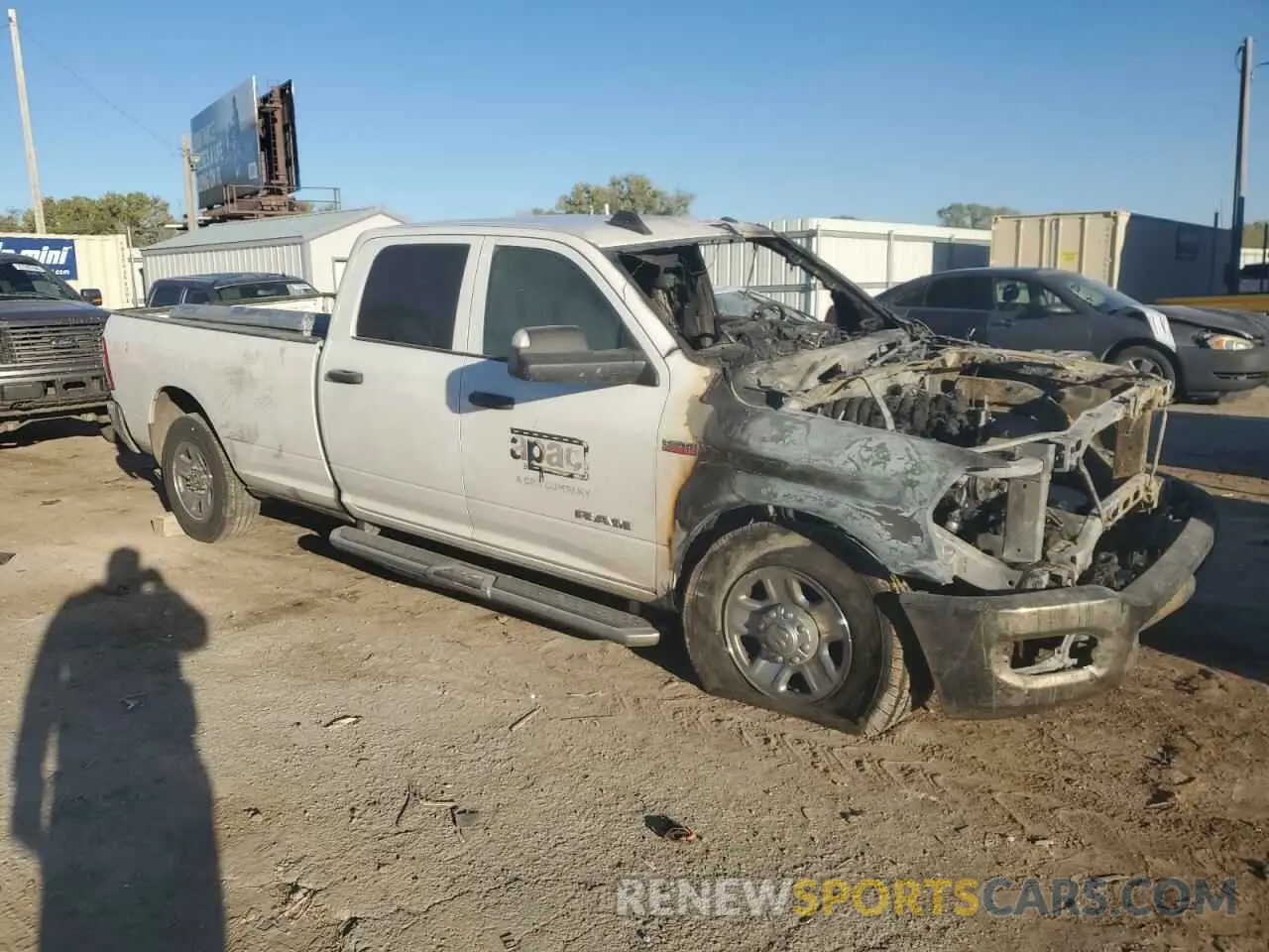 4 fotografías del automóvil dañado 3C6UR4HJ3MG600449 RAM 2500 2021