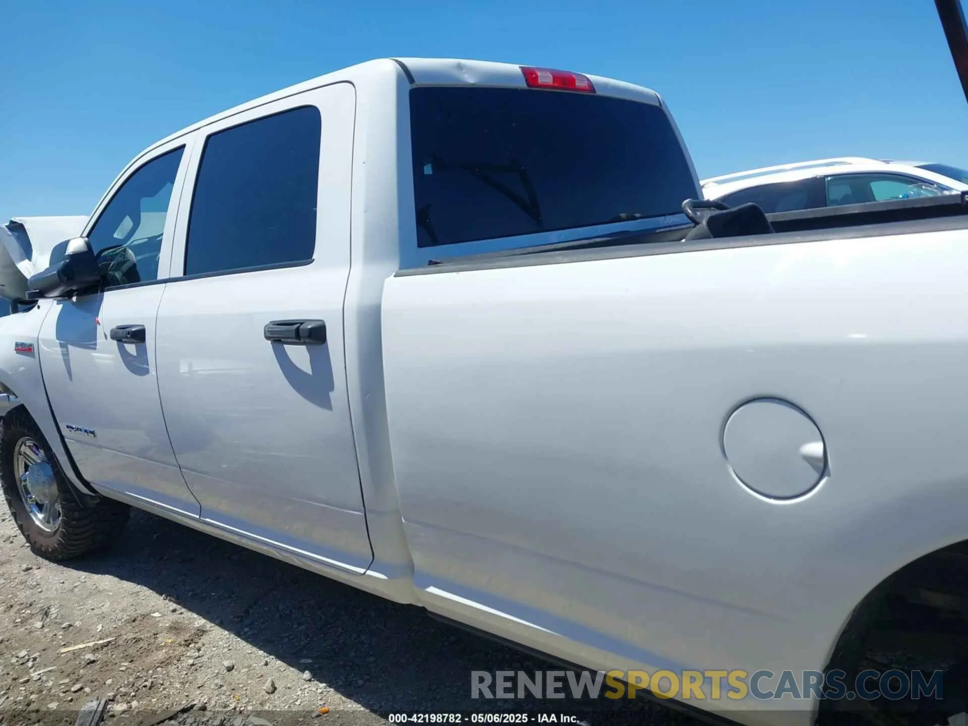 14 fotografías del automóvil dañado 3C6UR4HJXMG674094 RAM 2500 2021