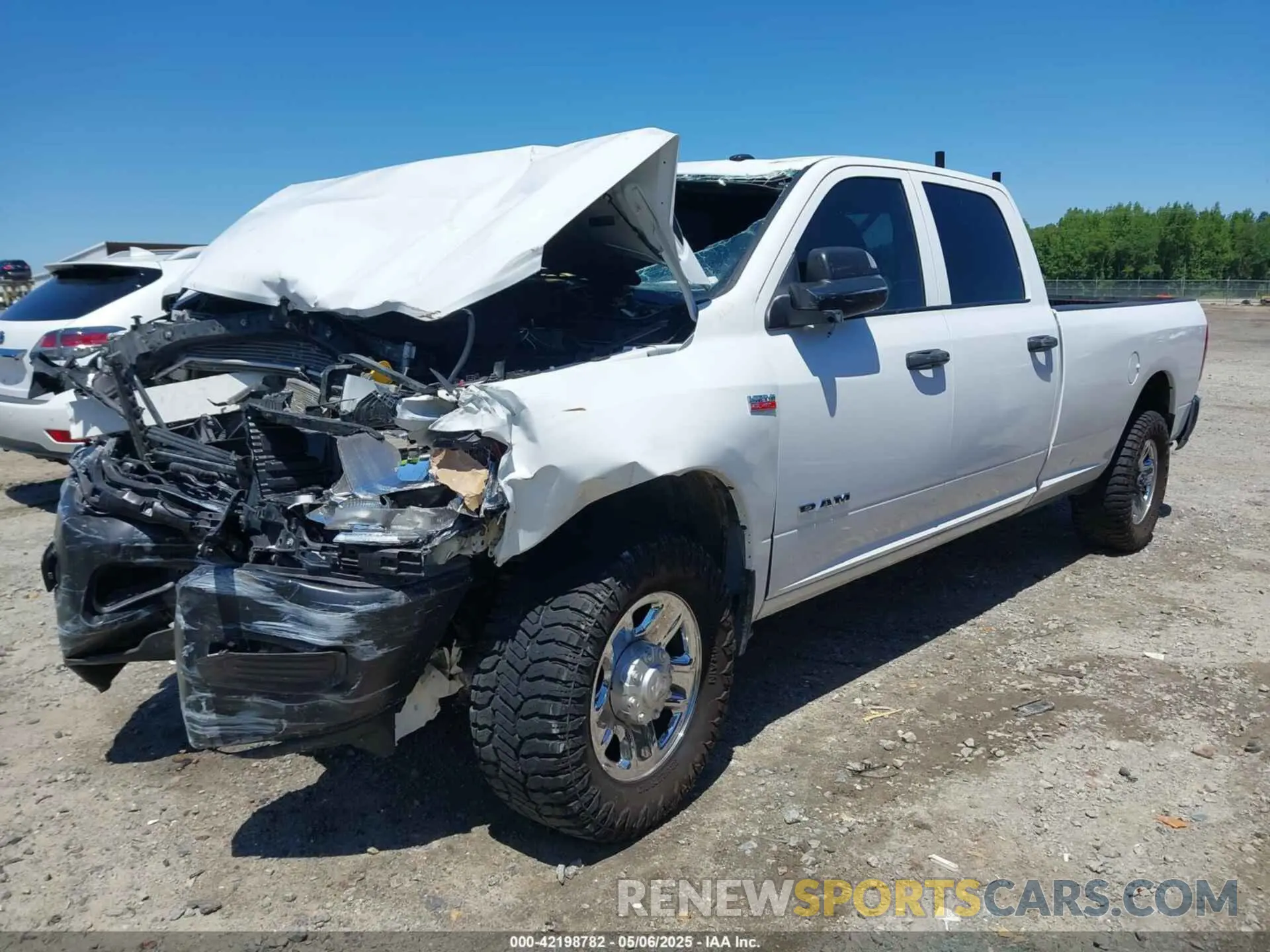 2 fotografías del automóvil dañado 3C6UR4HJXMG674094 RAM 2500 2021