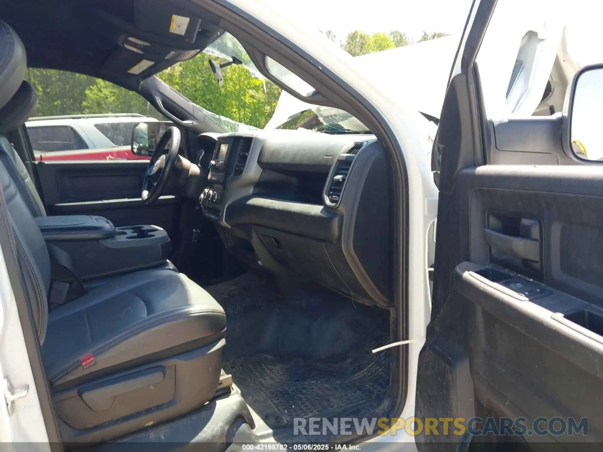5 fotografías del automóvil dañado 3C6UR4HJXMG674094 RAM 2500 2021