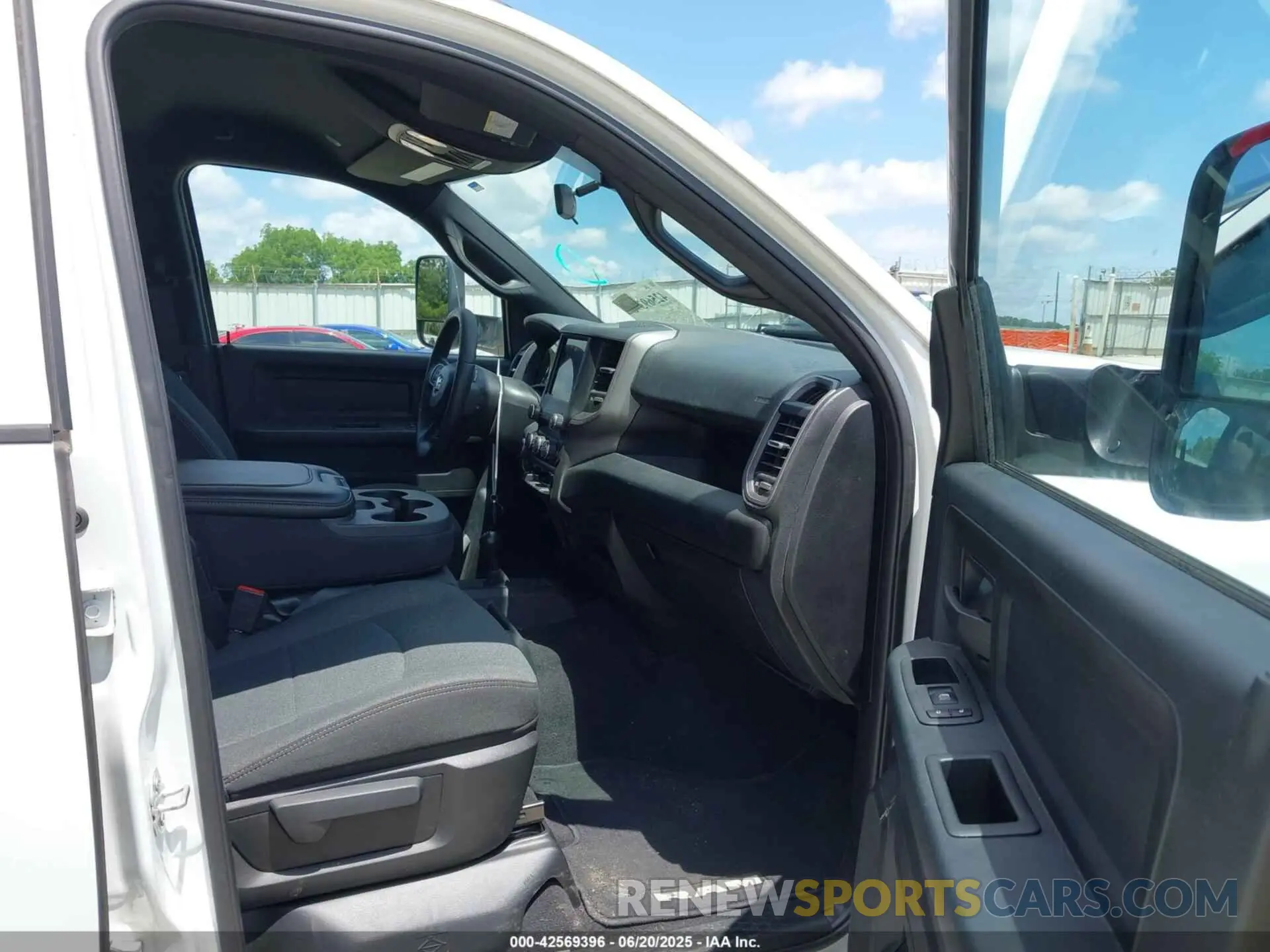 5 fotografías del automóvil dañado 3C6UR5CJ2MG533937 RAM 2500 2021