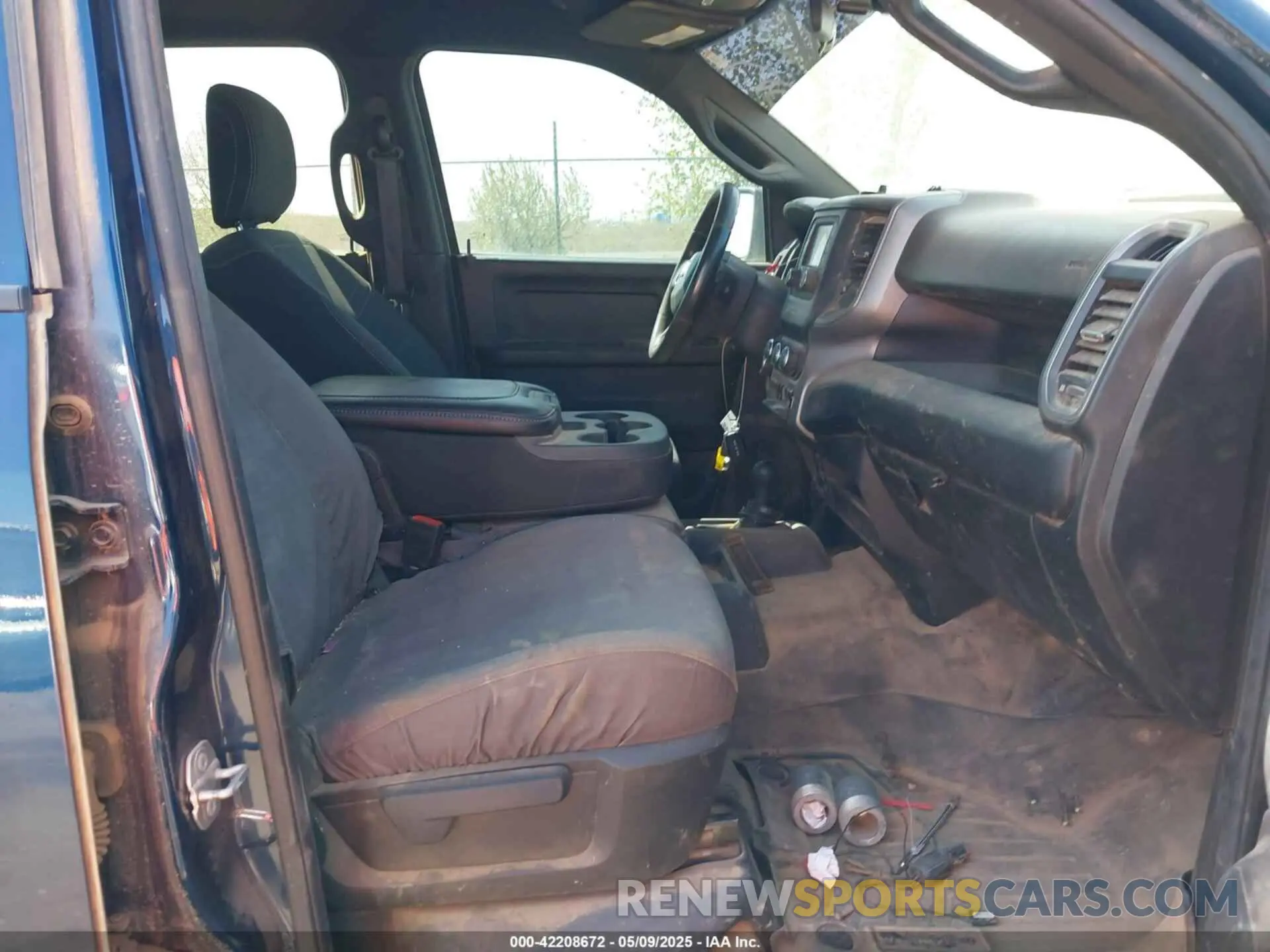 5 fotografías del automóvil dañado 3C6UR5CJ8MG656626 RAM 2500 2021