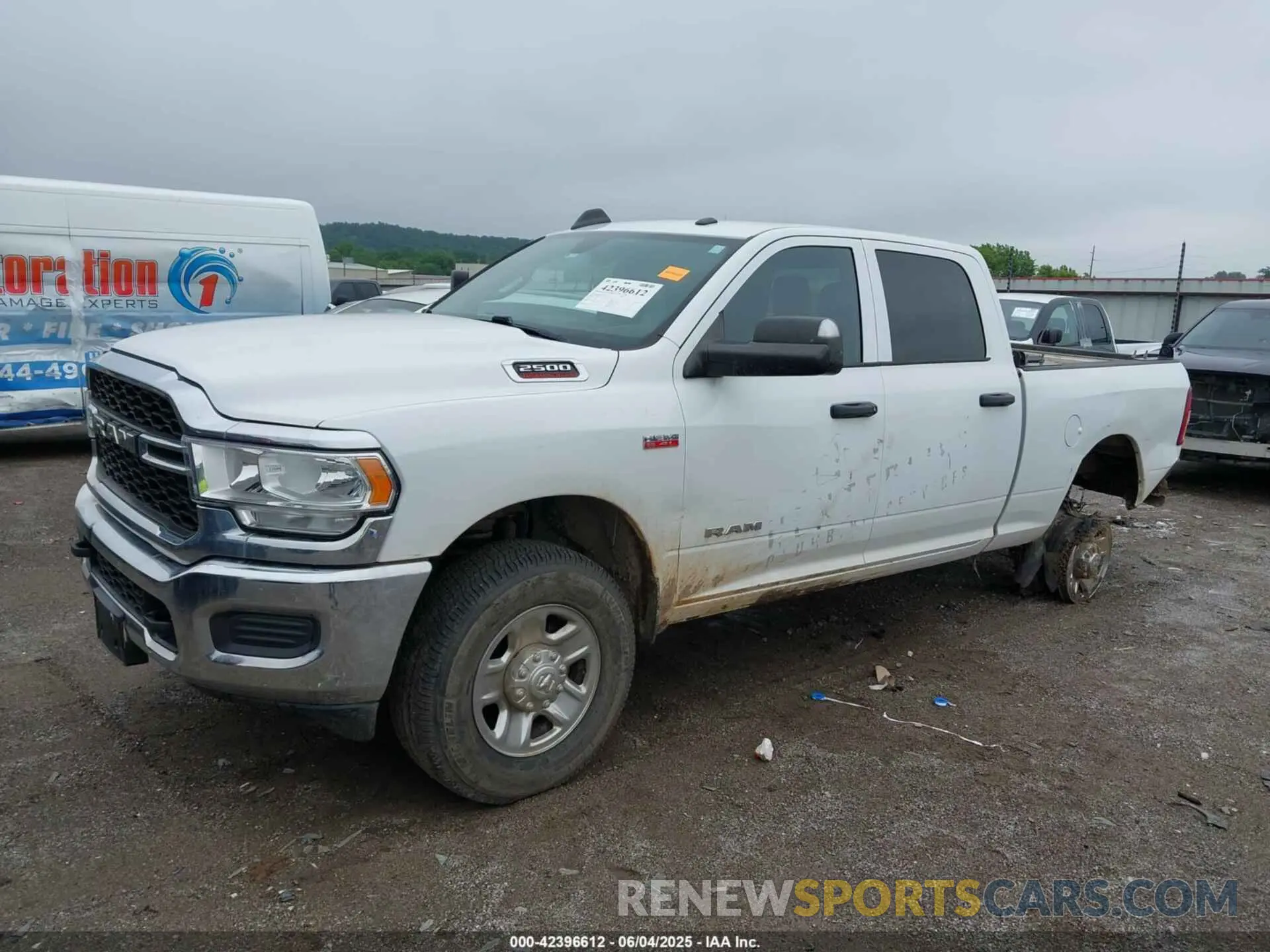 2 fotografías del automóvil dañado 3C6UR5CJ9MG532722 RAM 2500 2021