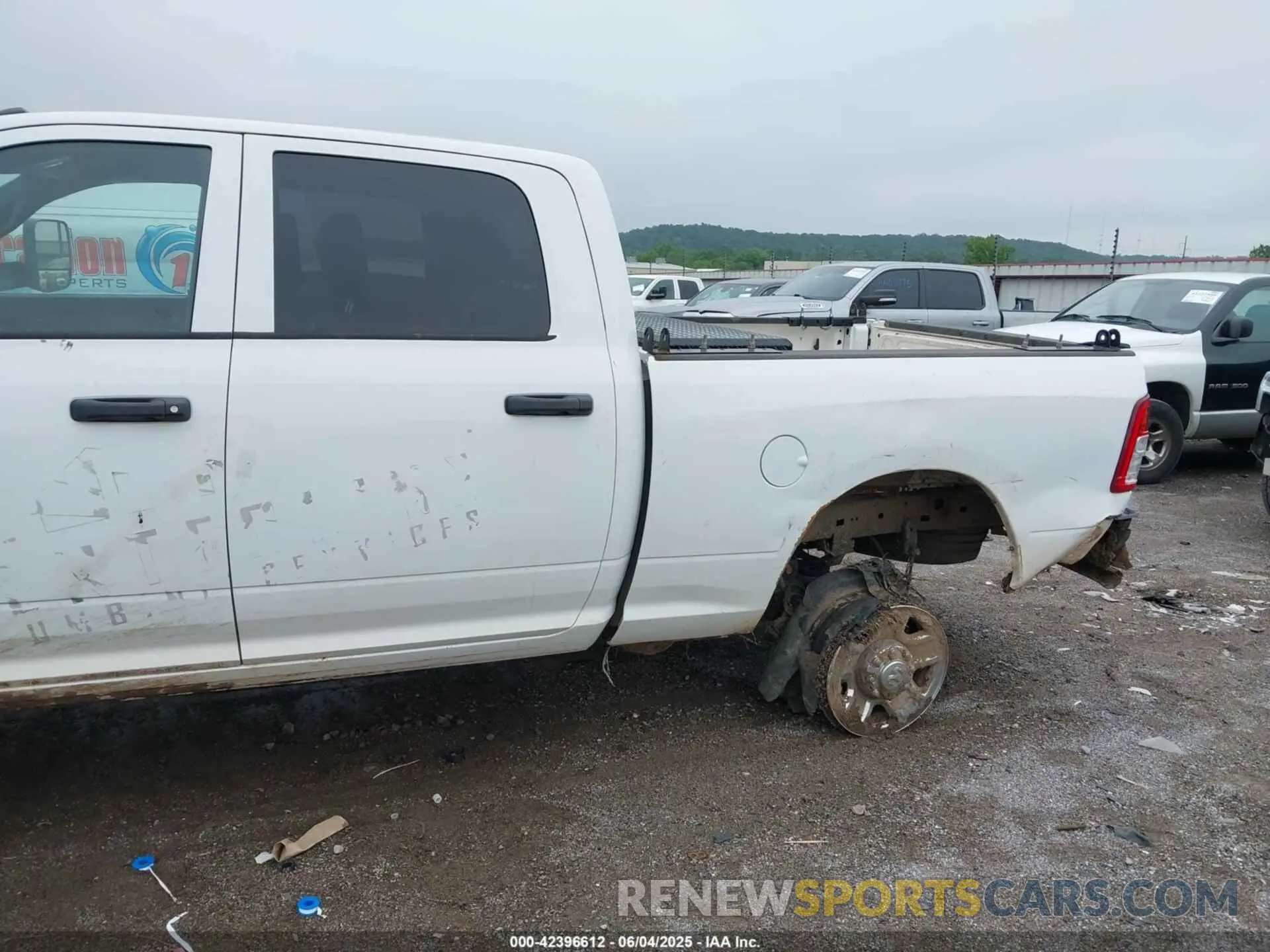 6 fotografías del automóvil dañado 3C6UR5CJ9MG532722 RAM 2500 2021