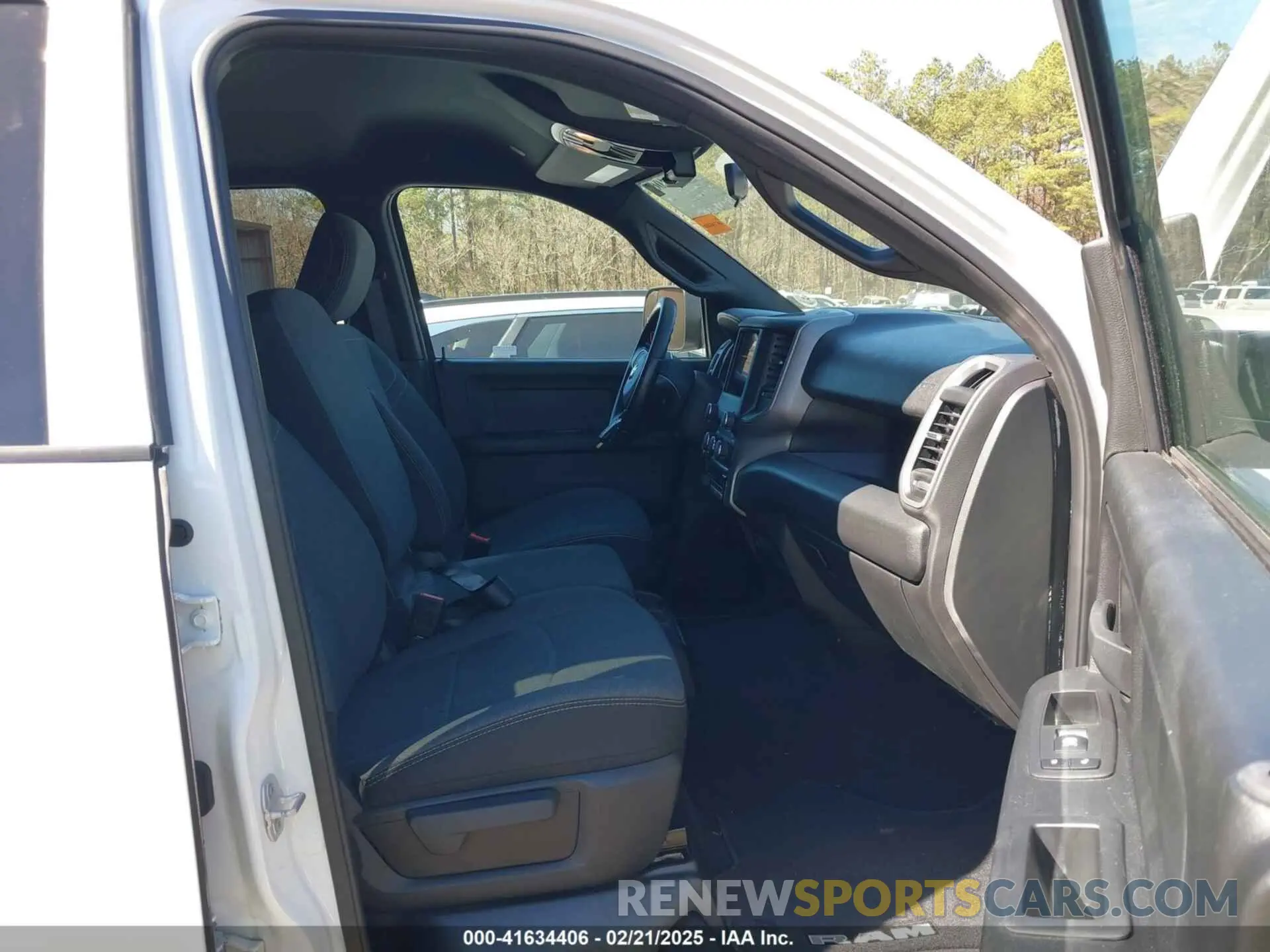 5 fotografías del automóvil dañado 3C6UR5CJ9MG656862 RAM 2500 2021