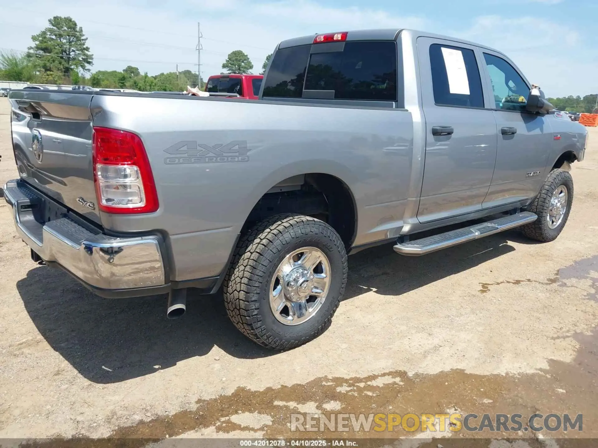 4 fotografías del automóvil dañado 3C6UR5CJXMG699073 RAM 2500 2021
