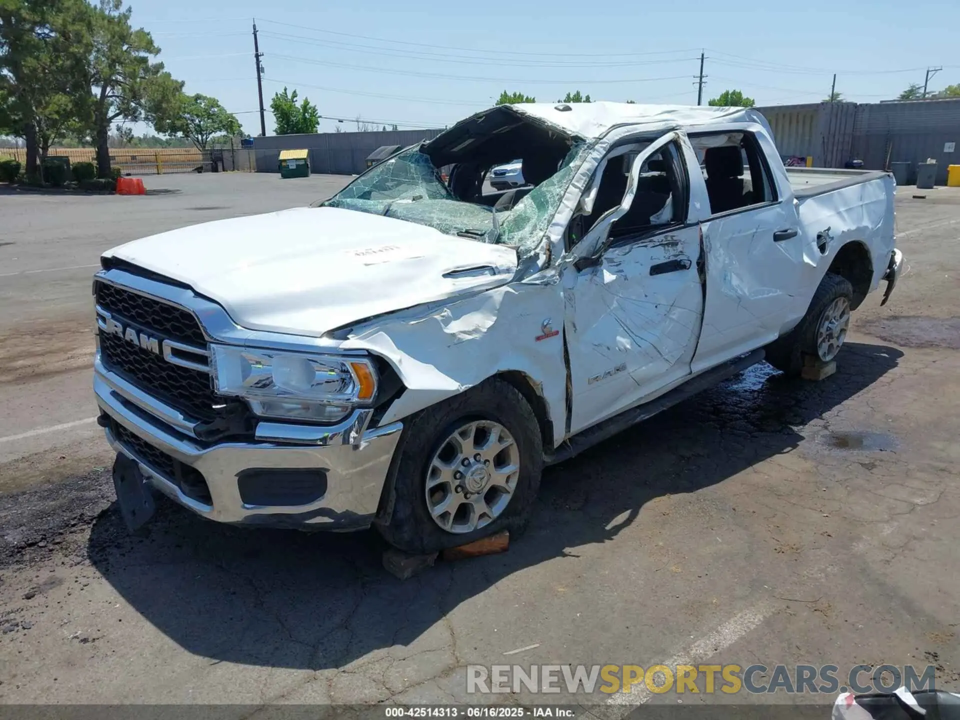 2 fotografías del automóvil dañado 3C6UR5CL1MG630533 RAM 2500 2021