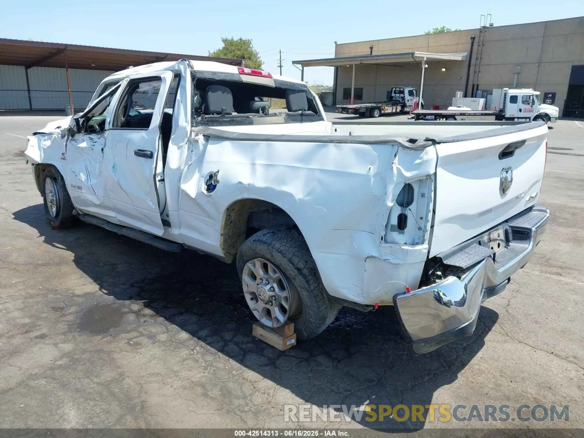 3 fotografías del automóvil dañado 3C6UR5CL1MG630533 RAM 2500 2021