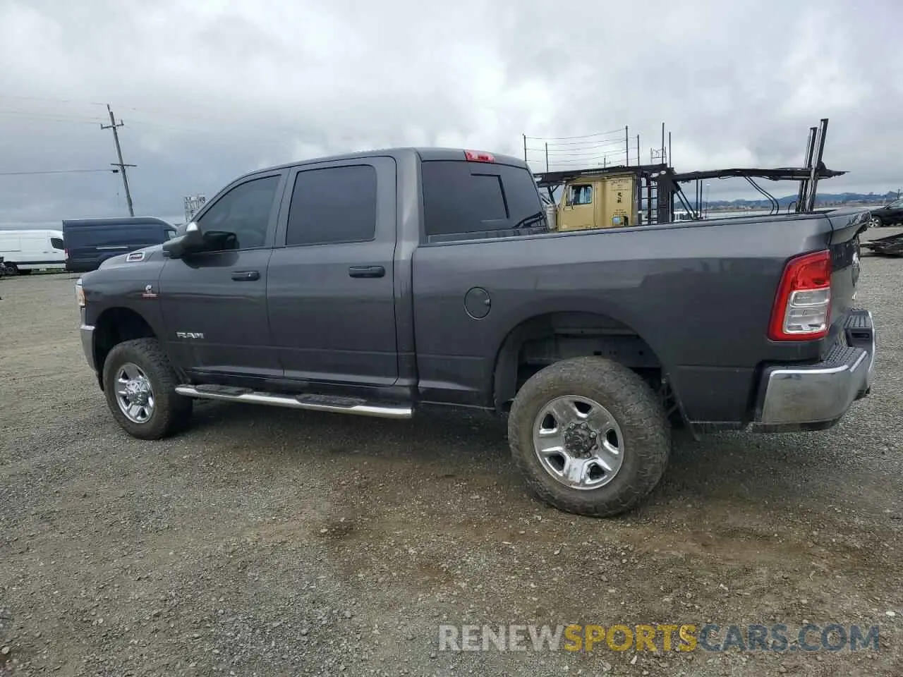 2 fotografías del automóvil dañado 3C6UR5CL8MG631355 RAM 2500 2021