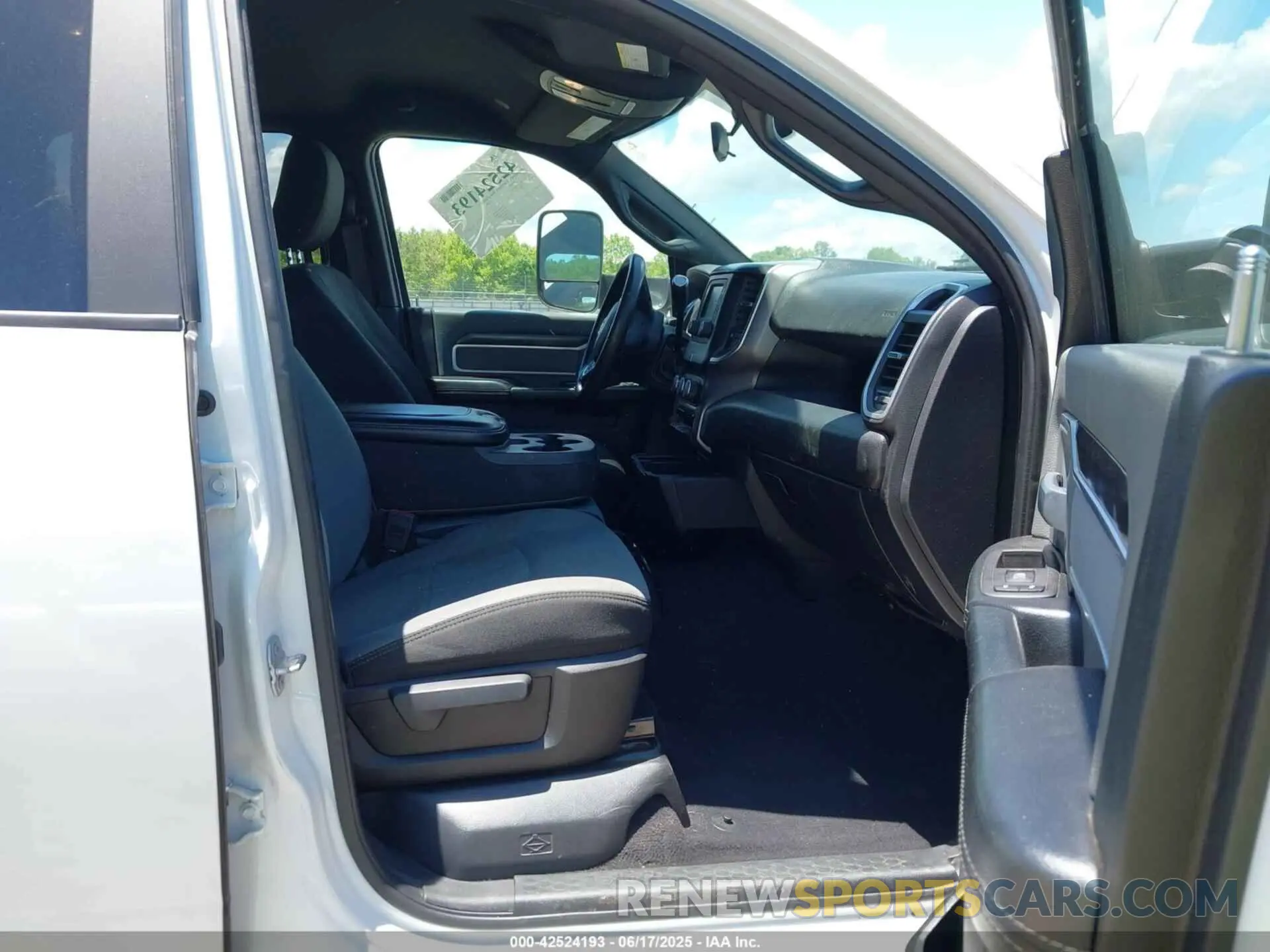 5 fotografías del automóvil dañado 3C6UR5DL1MG554827 RAM 2500 2021