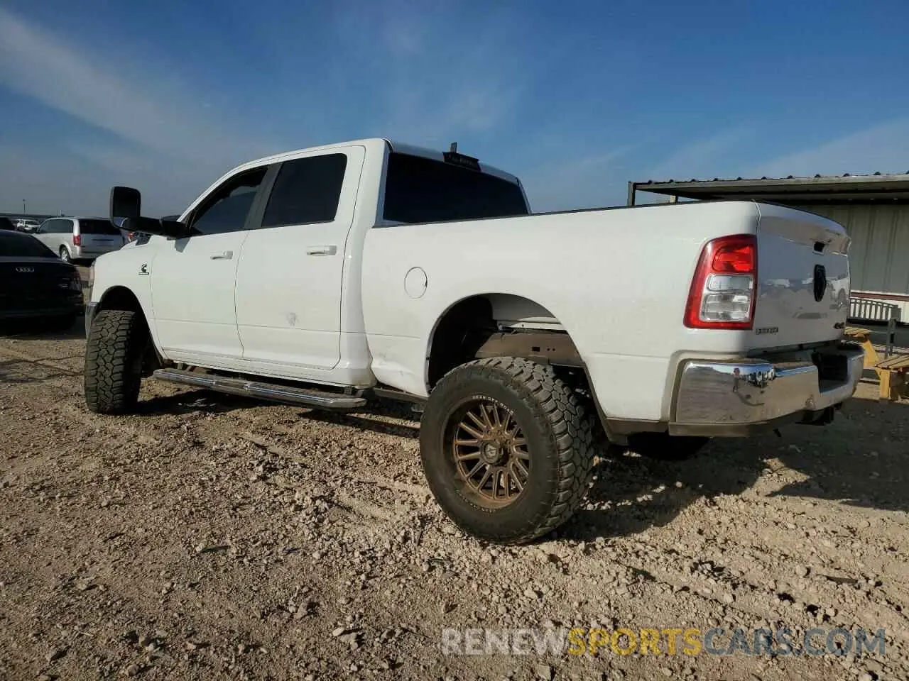 2 fotografías del automóvil dañado 3C6UR5DL2MG555372 RAM 2500 2021