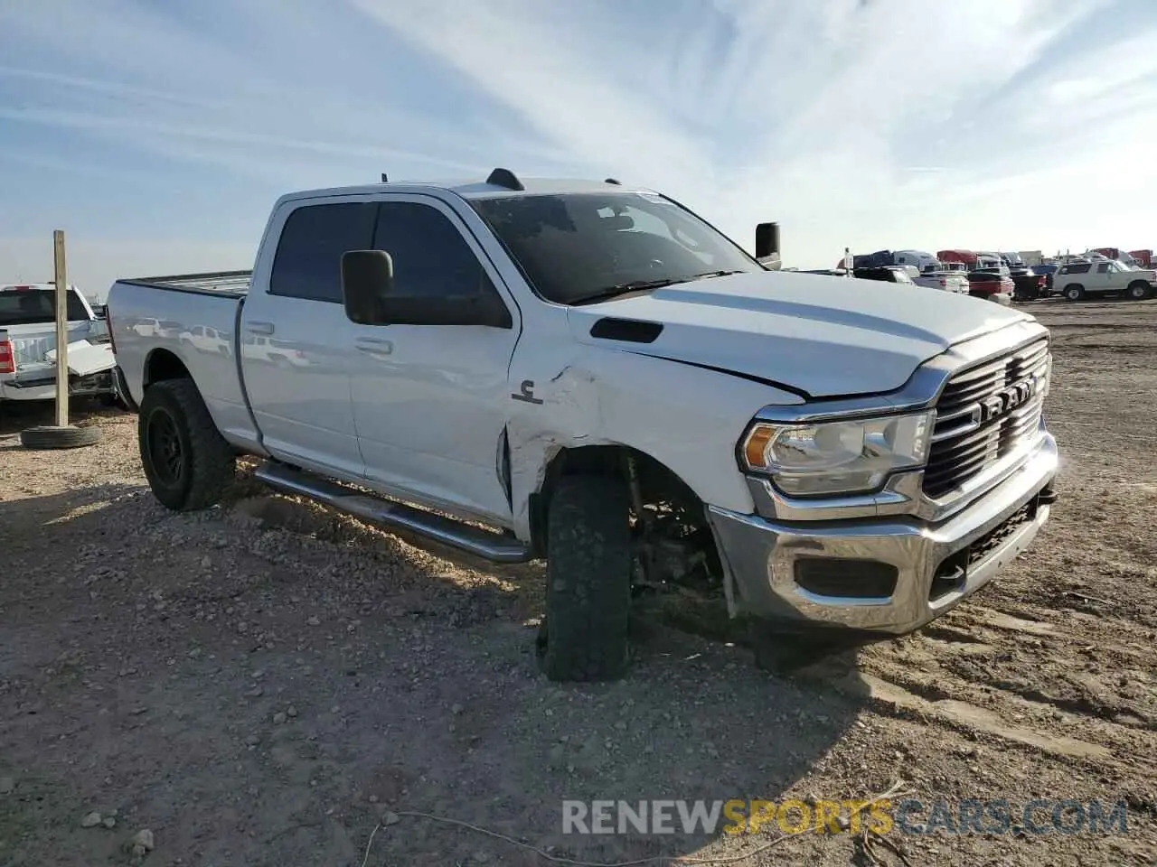 4 fotografías del automóvil dañado 3C6UR5DL2MG555372 RAM 2500 2021